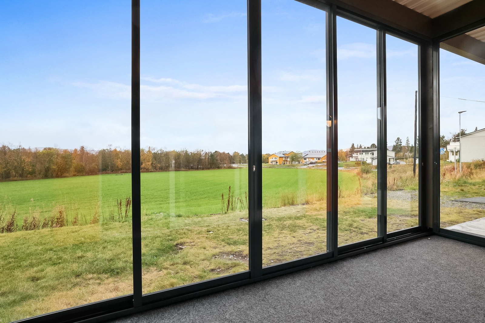 Fra stuen er det utgang til en innglasset balkong på rundt 9 kvm som fungerer som en forlengelse av stuen. Galleribilde