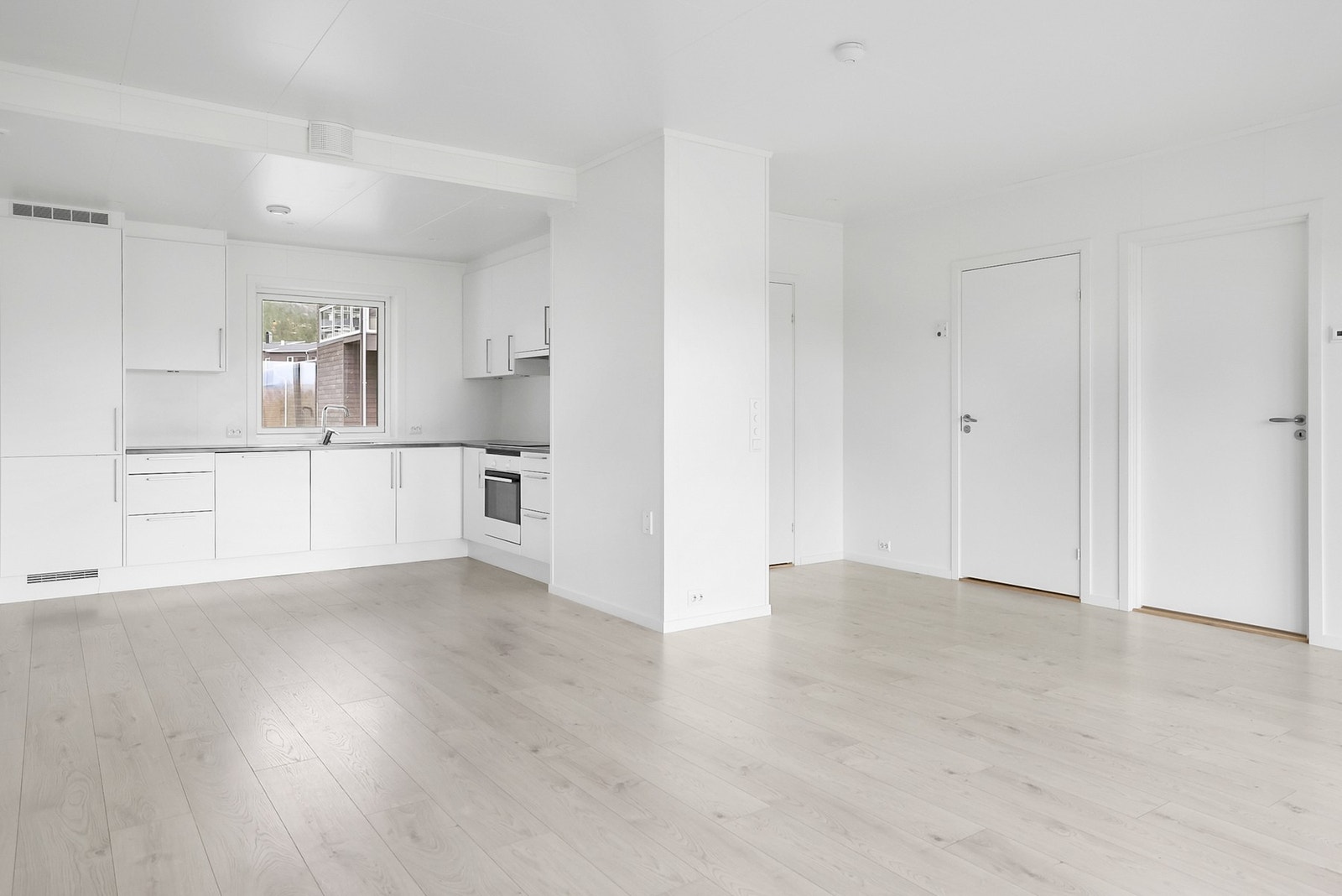 Det er integrert stekeovn, platetopp, oppvaskmaskin og kjøleskap med fryser. Galleribilde