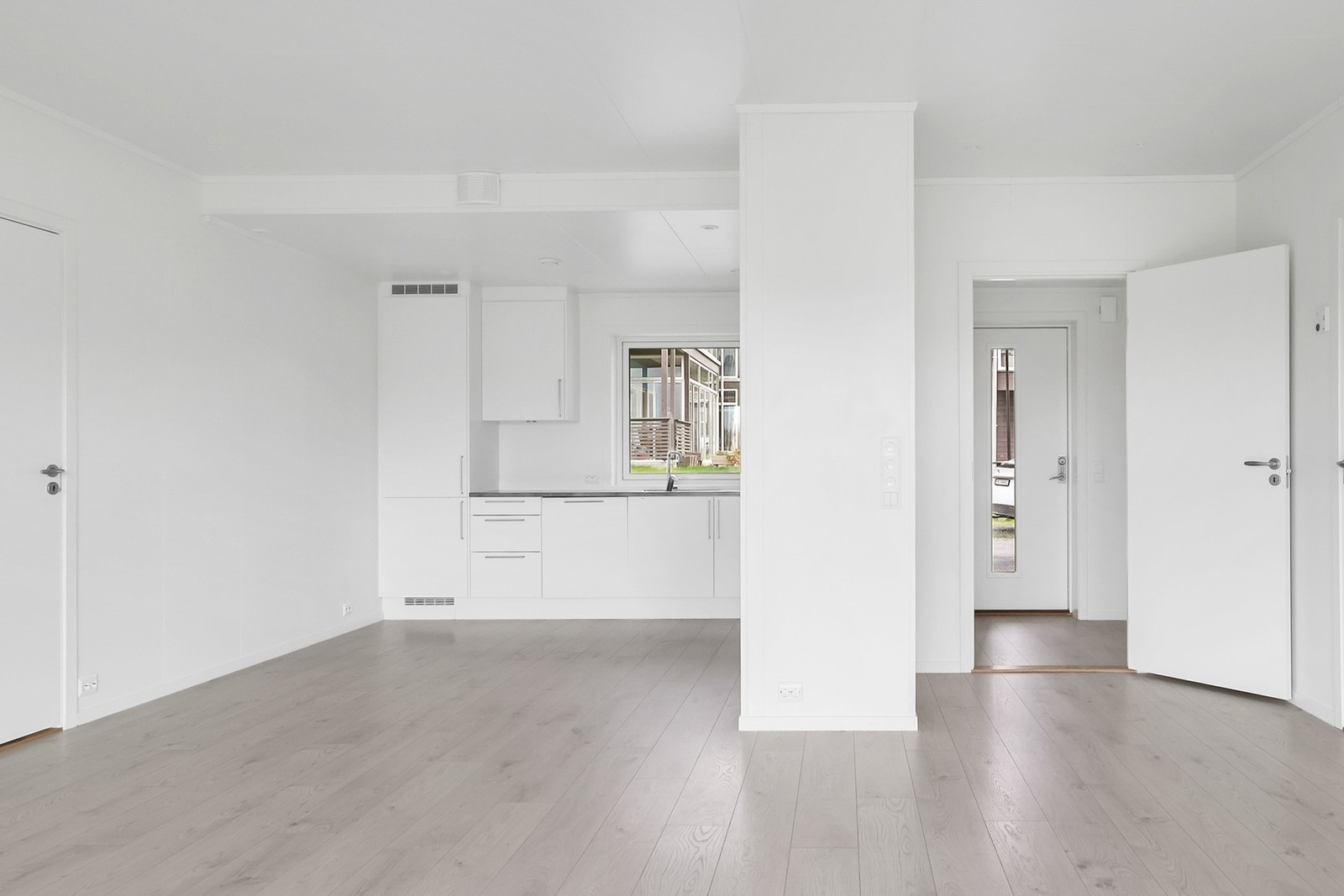 Stuen og kjøkkenet er i en åpen løsning. Galleribilde