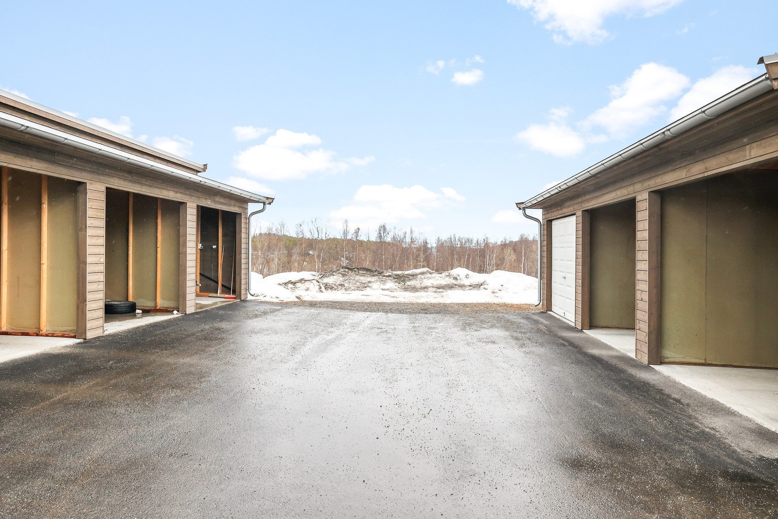 Leiligheten disponerer plass i carport. Galleribilde