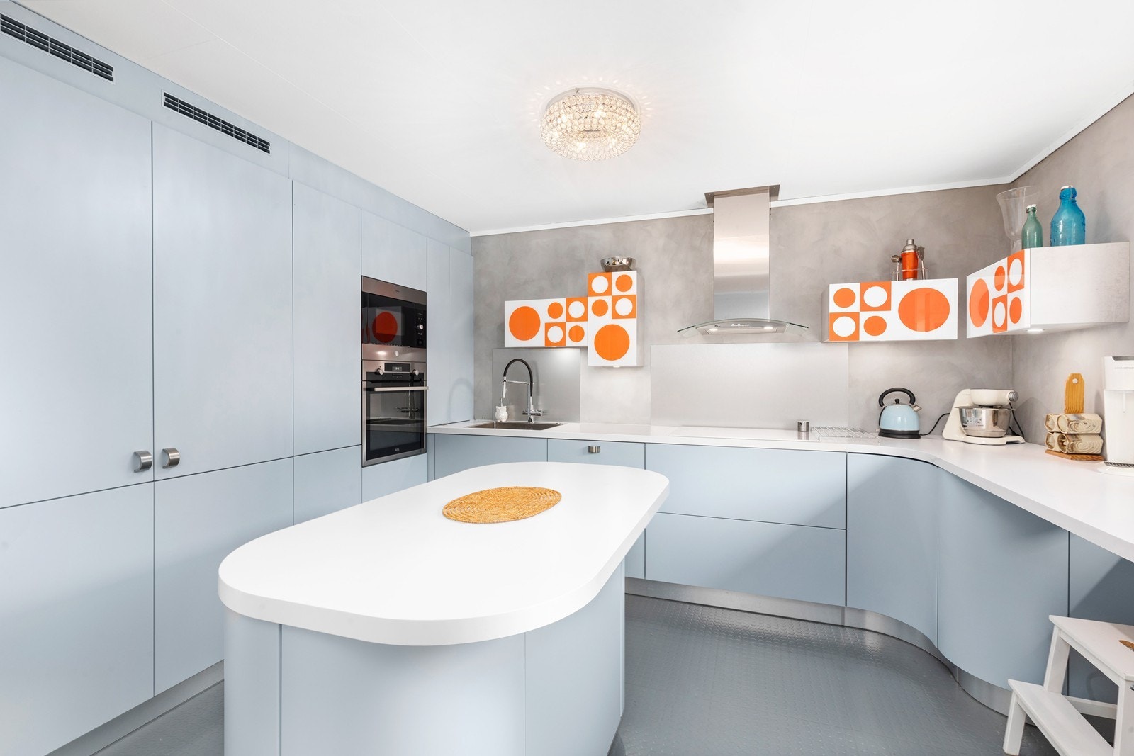 Kjøkken med integrerte hvitevarer Galleribilde