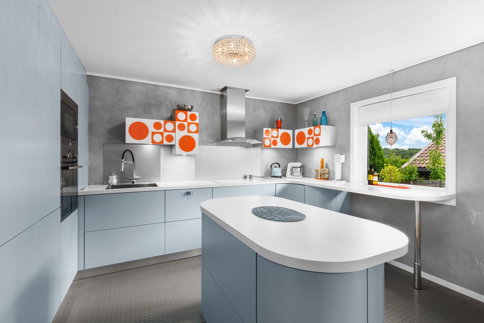 Påkostet kjøkken i moderne/retro stil Galleribilde