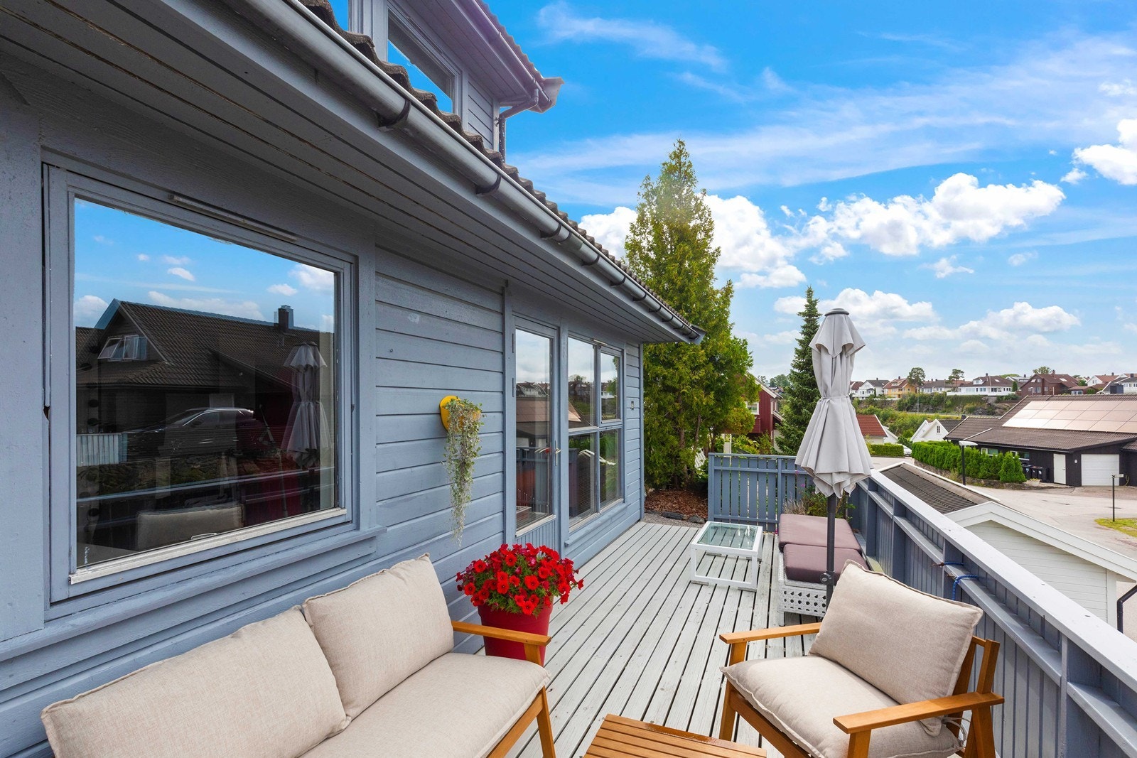 Hyggelig solrik terrasse Galleribilde