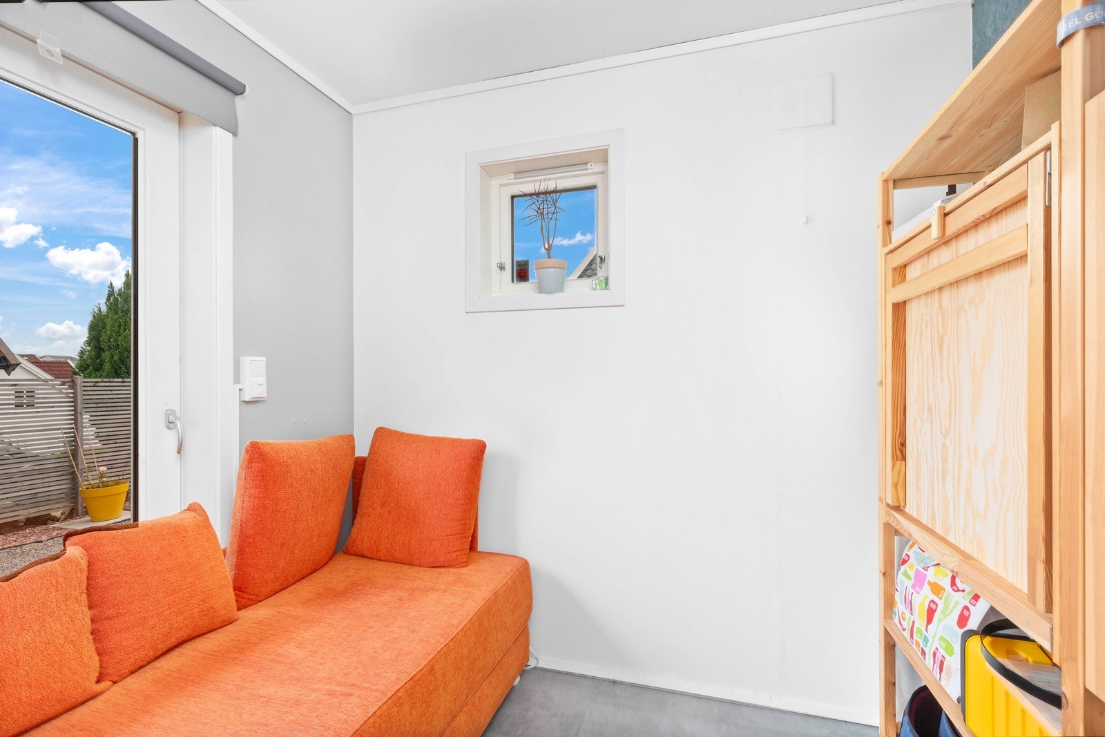 Bod ombygd til kontor/gjesterom ved inngangsparti Galleribilde