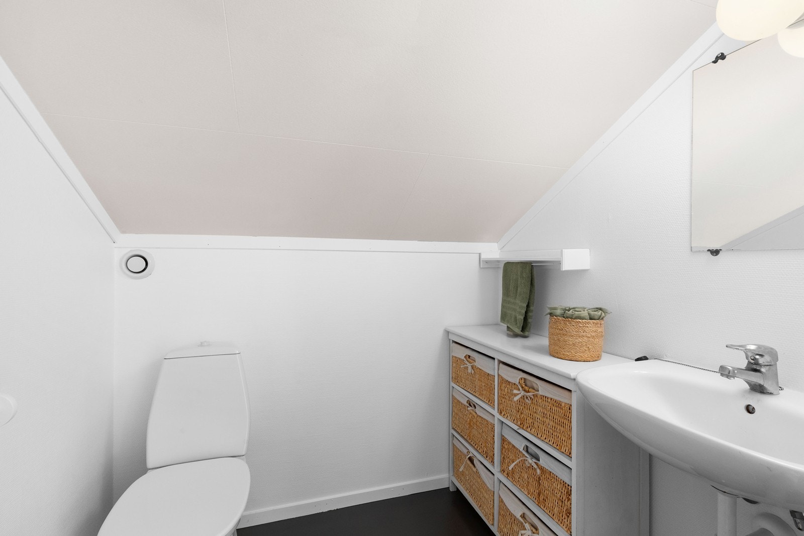 Toalett med servant på loft Galleribilde