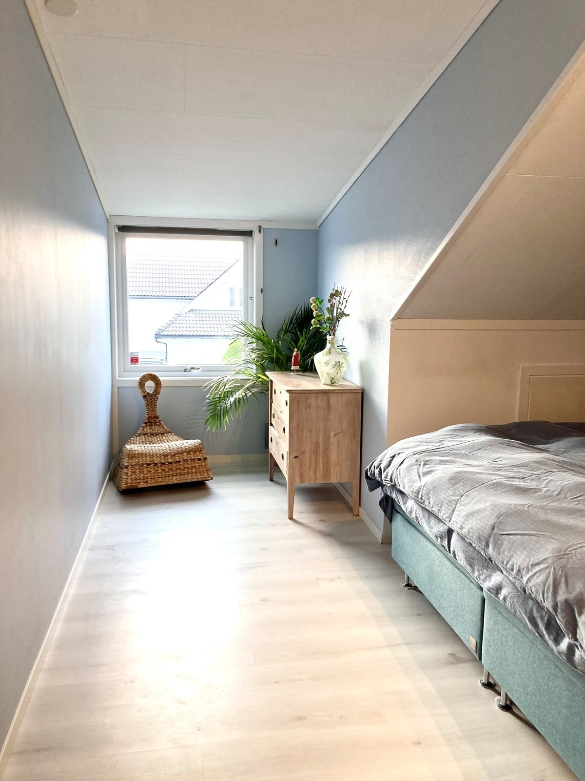 Soverom 1 med fine malte flater og laminat på gulv Galleribilde