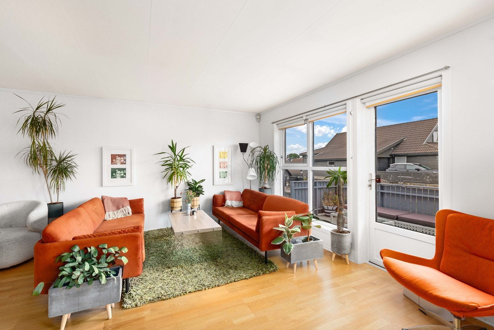 Stue med utgang til solrik terrasse Galleribilde