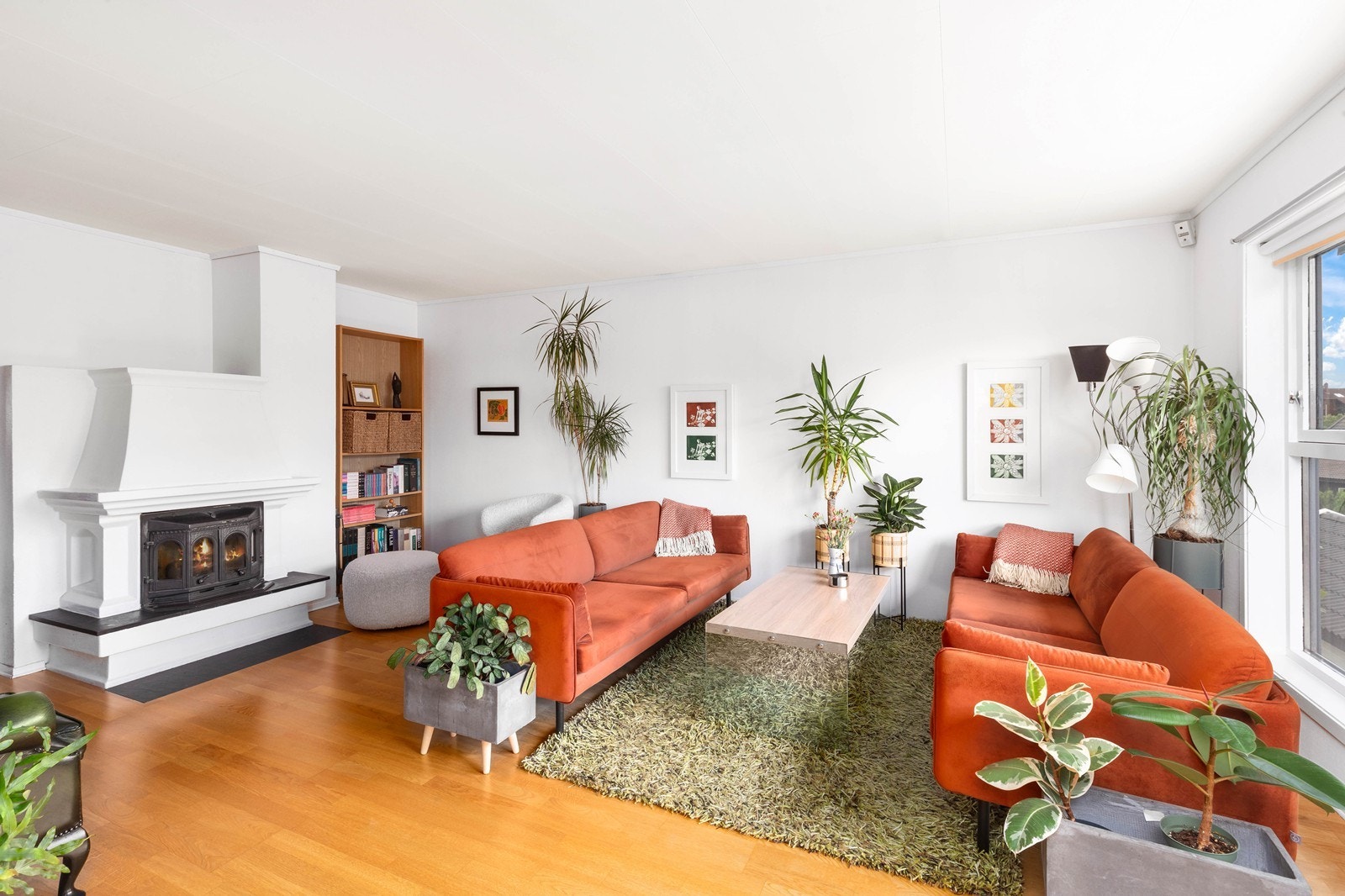 Lys stue med god plass til sofagruppe Galleribilde