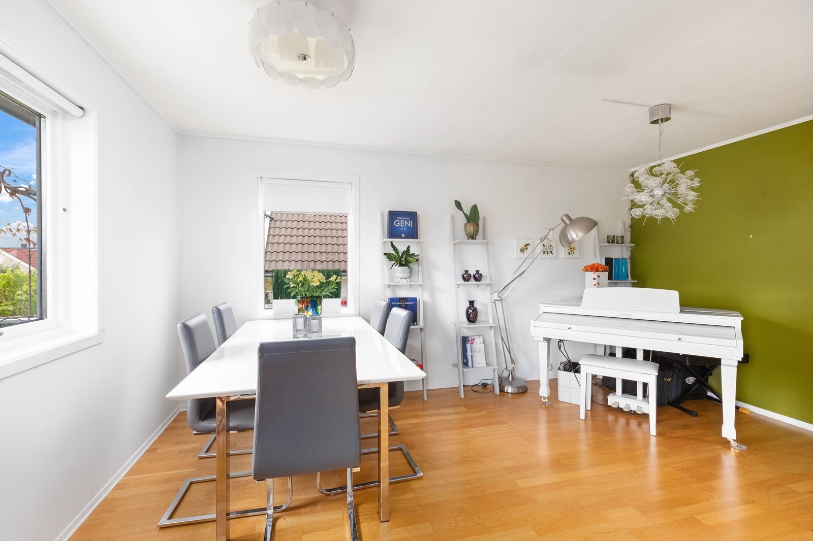 Stues andre del. God plass til spisebord. I stue kan det med enkle grep setter inn et ekstra soverom om ønskelig. Galleribilde