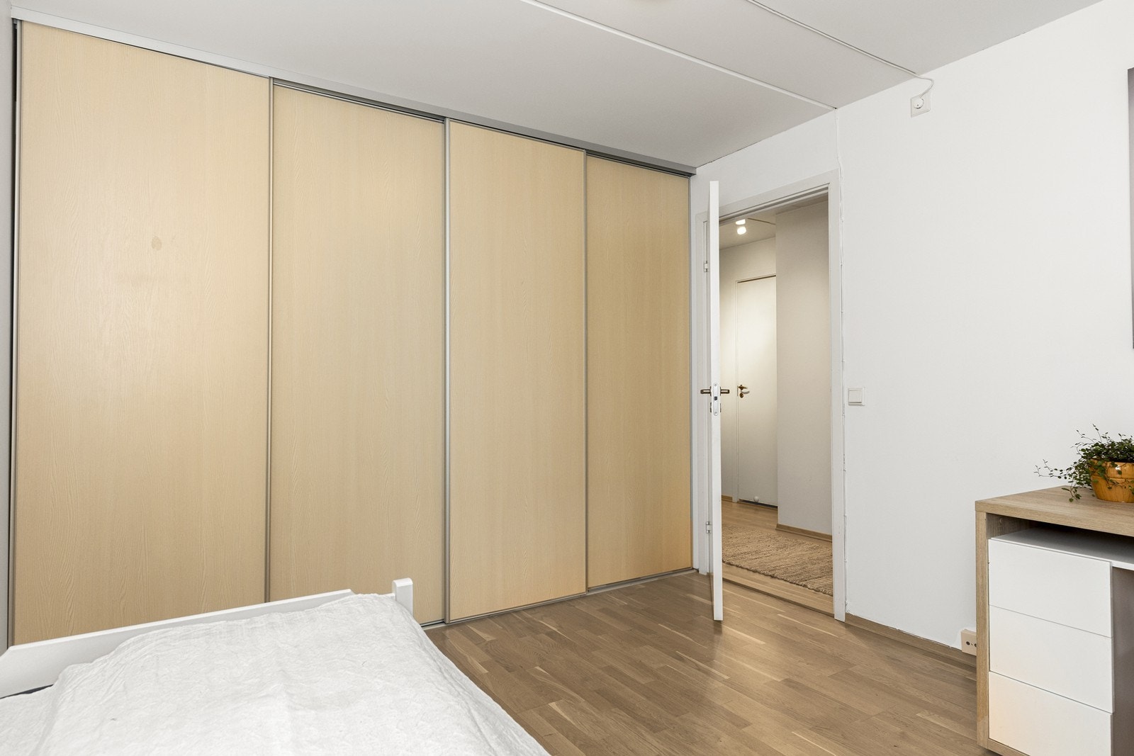 Hovedsoverommet har integrert garderobeskap langs en vegg Galleribilde