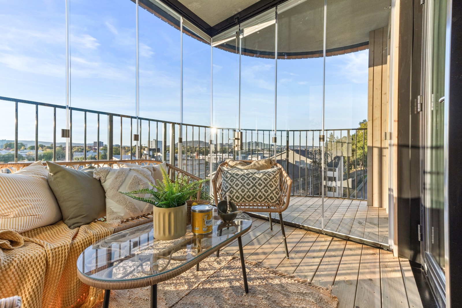 Hyggelig privat balkong med utsikt over byen. Galleribilde
