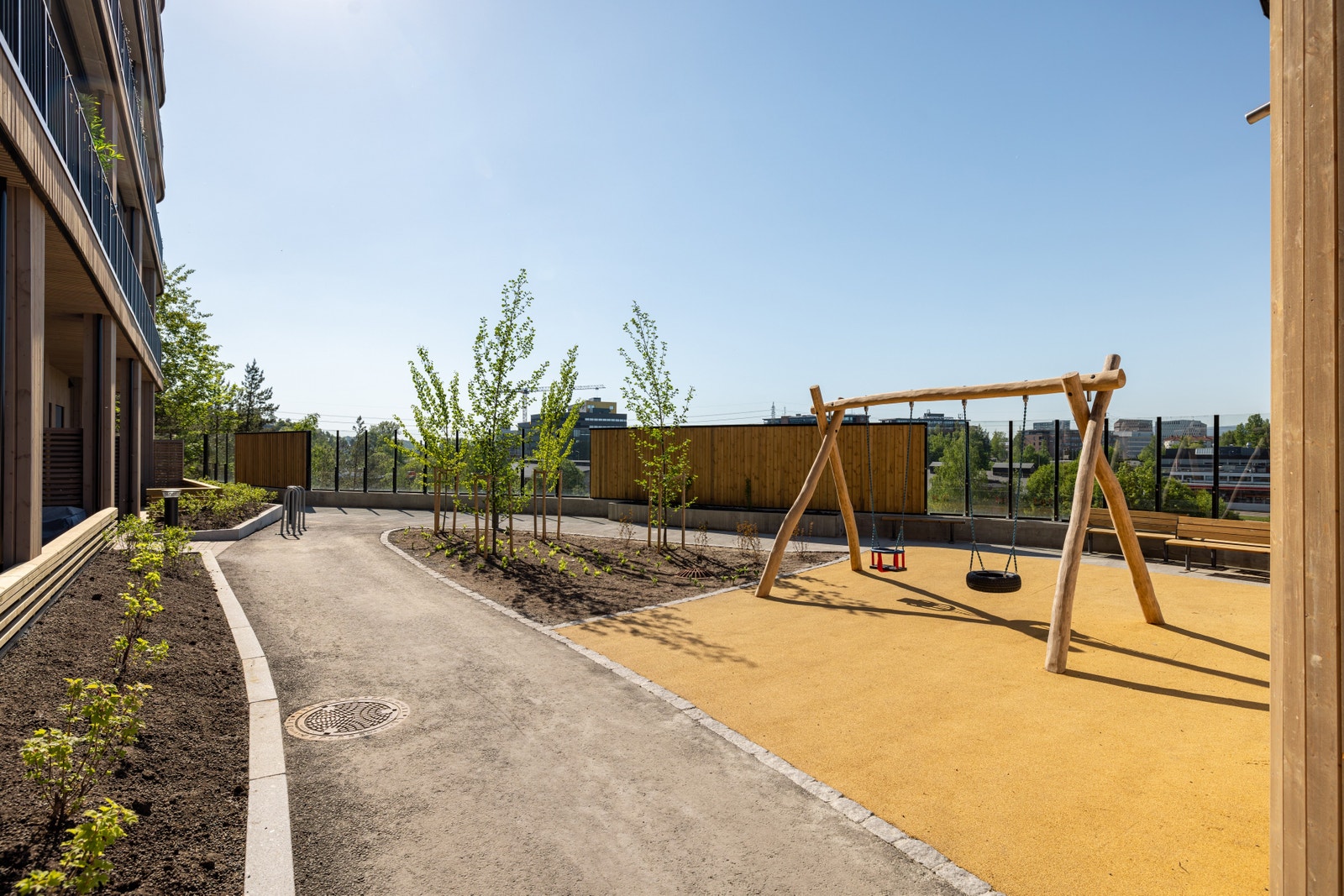 På bakkeplan er det flere soner for lek og rekreasjon. Det ferdigstilles også i løpet av sommeren naturlekeplass og treningsområde. Galleribilde