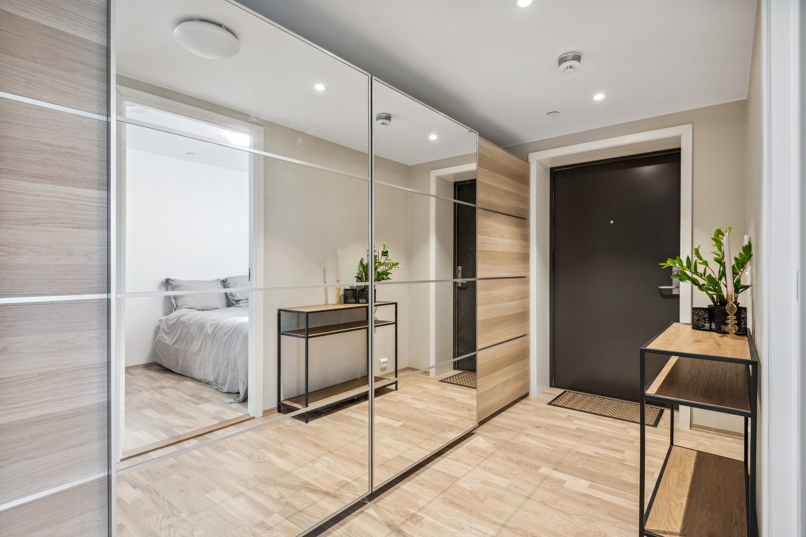 Praktisk gang med skyvedørsgarderobe. Her har man mye god lagring for klær og sko. Galleribilde