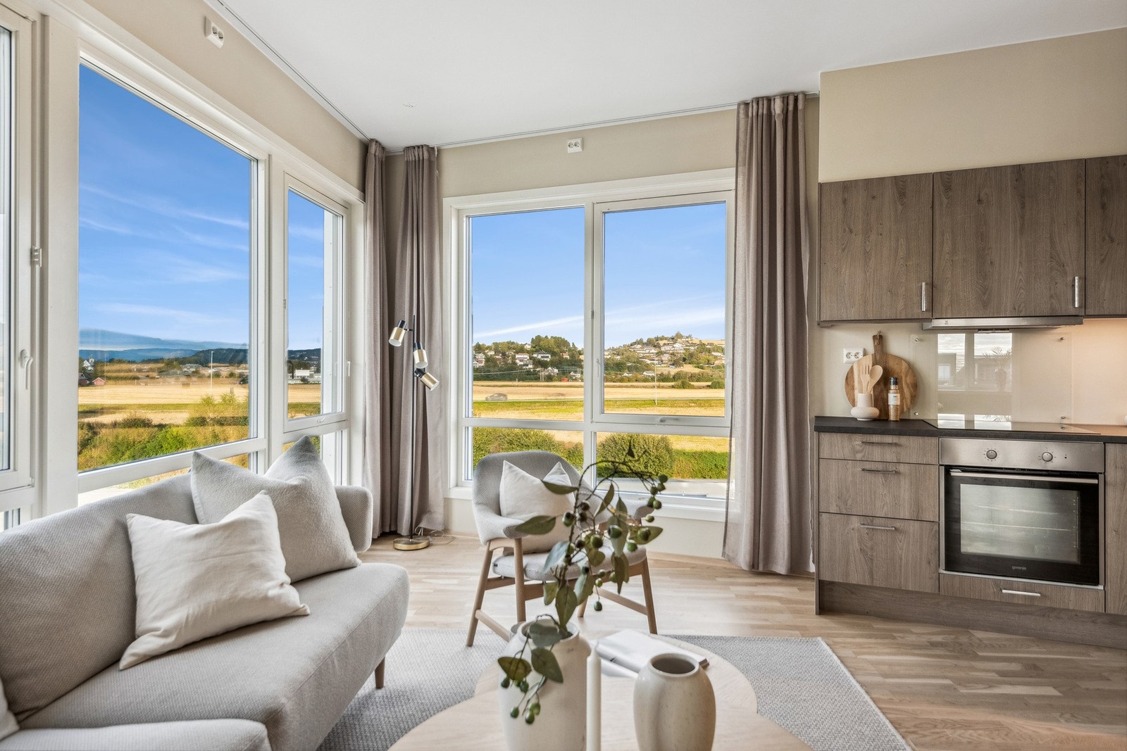 Høy takhøyde og store vinduer gir en svært luftig følelse Galleribilde