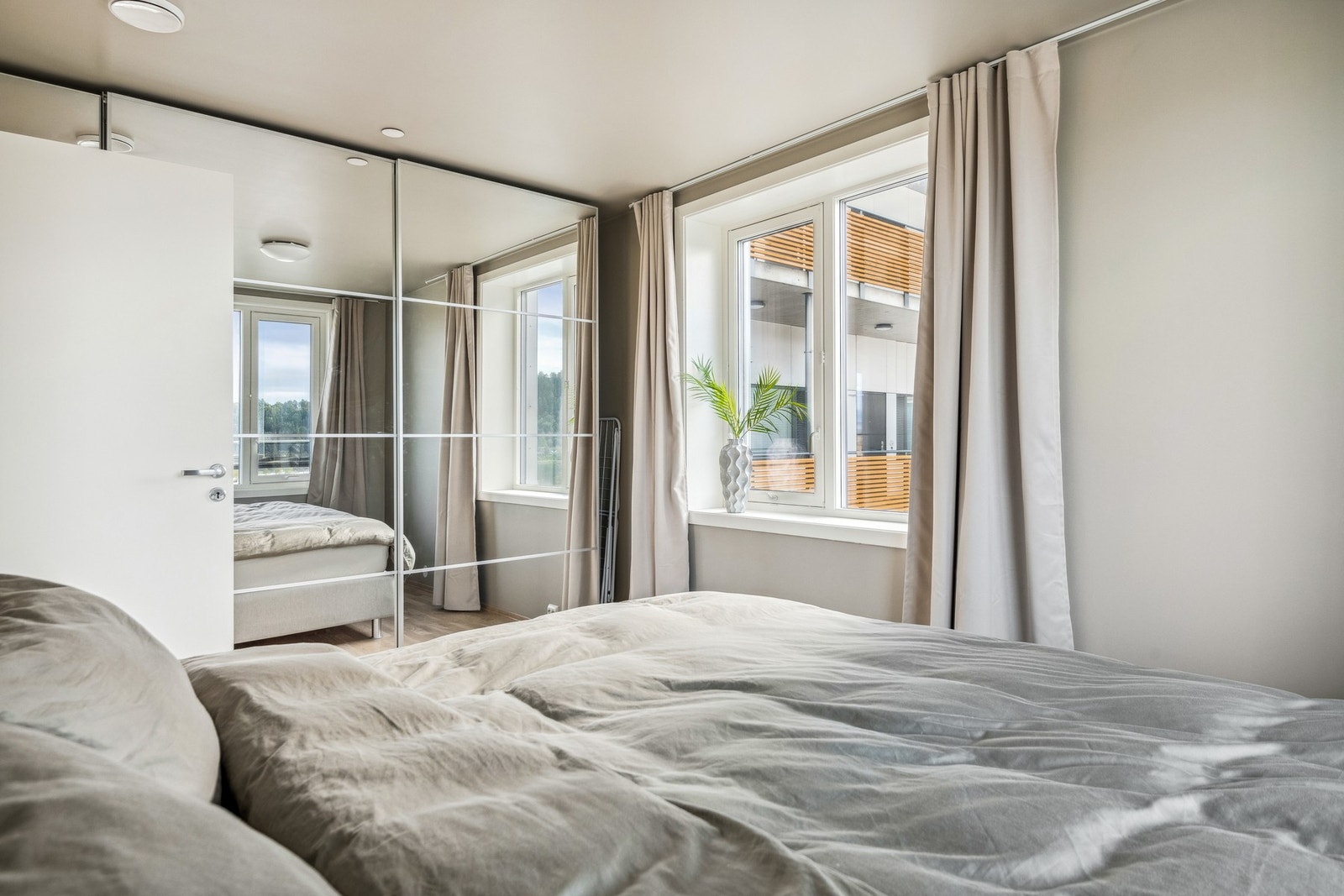 Hovedsoverommet har god plass til dobbeltseng og garderobeløsning. Galleribilde