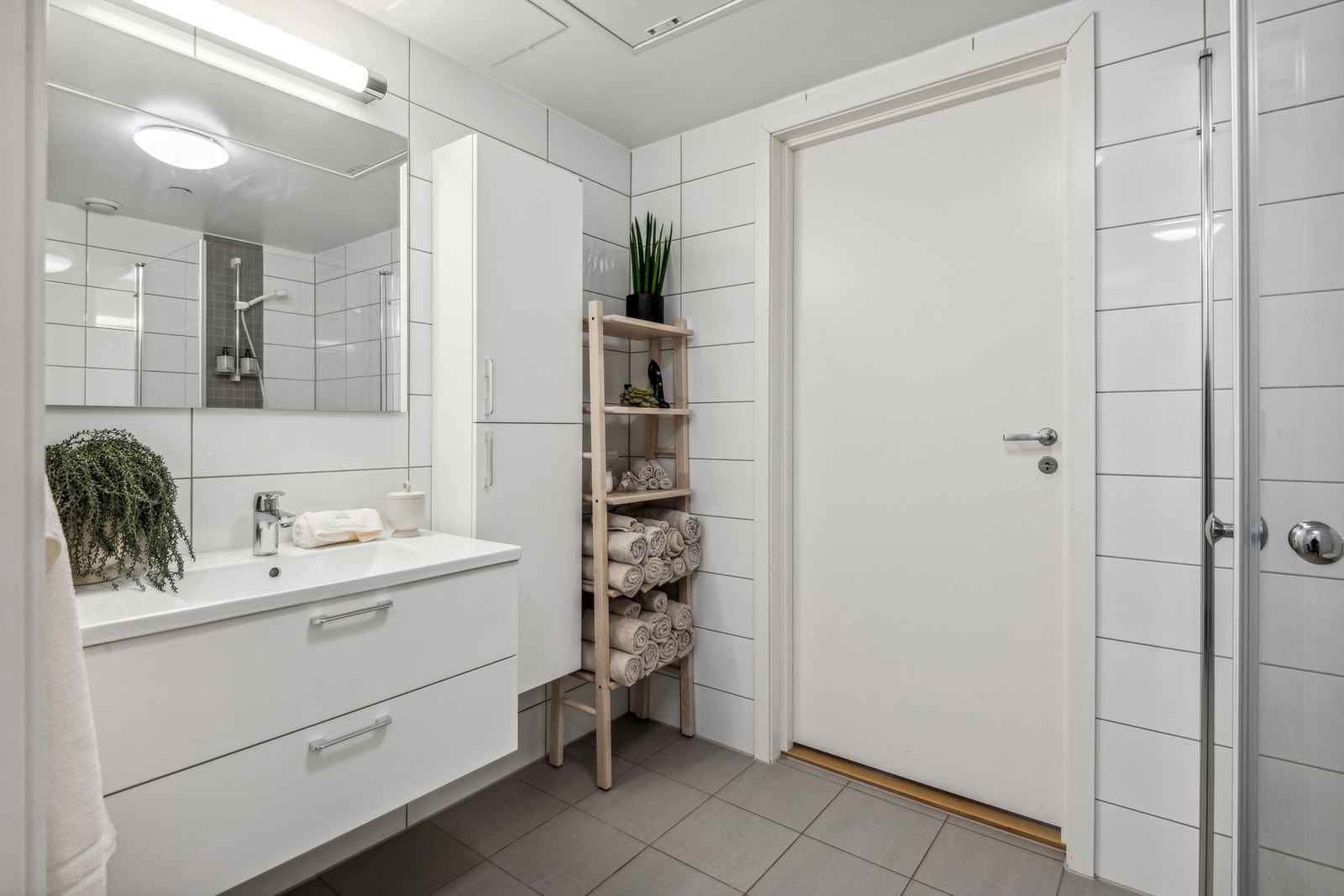 Flislagt vaskerom med varmekabler i gulv. Galleribilde