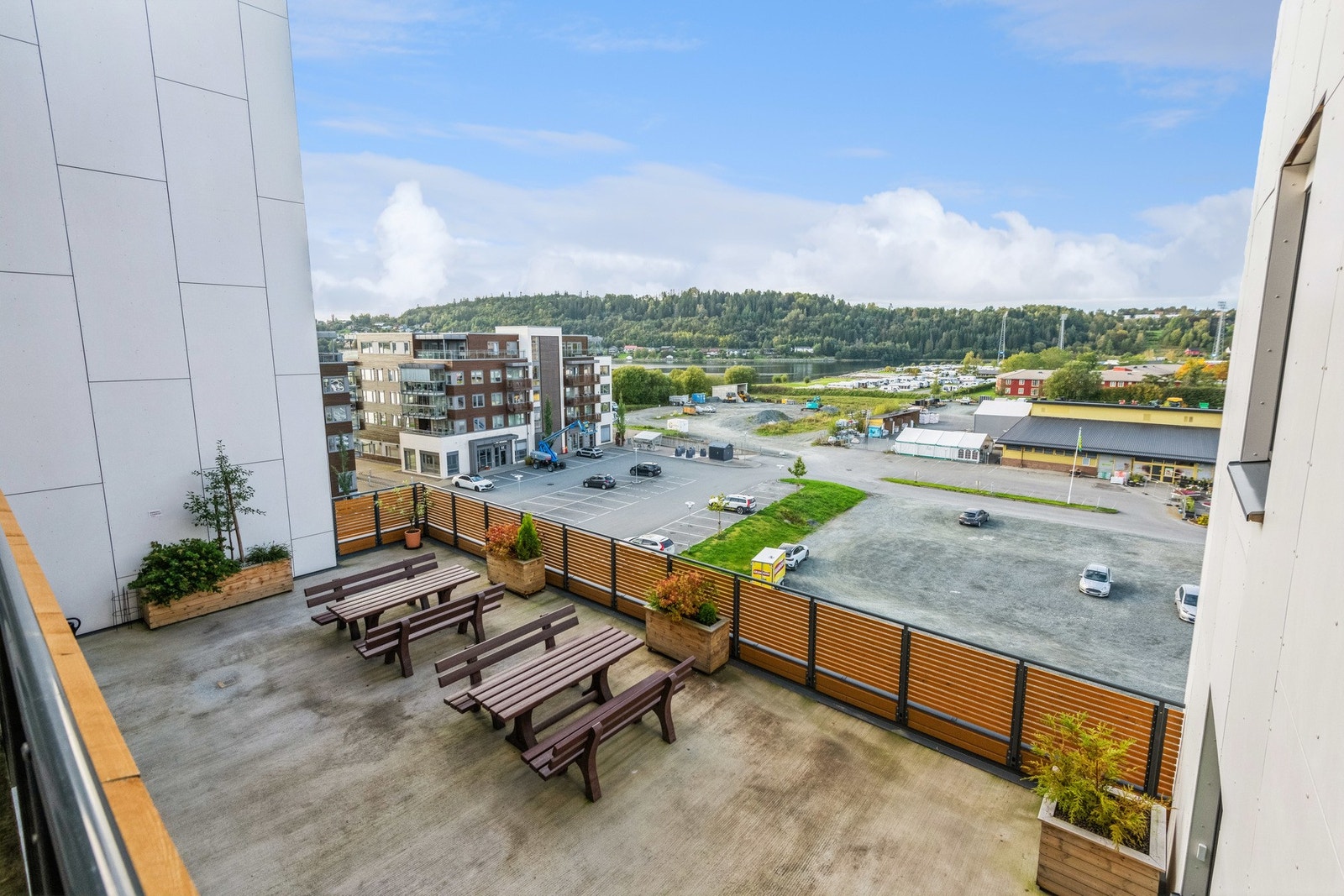 Det er flere felles uteplasser i bygget som leiligheten kan benytte seg av. Galleribilde