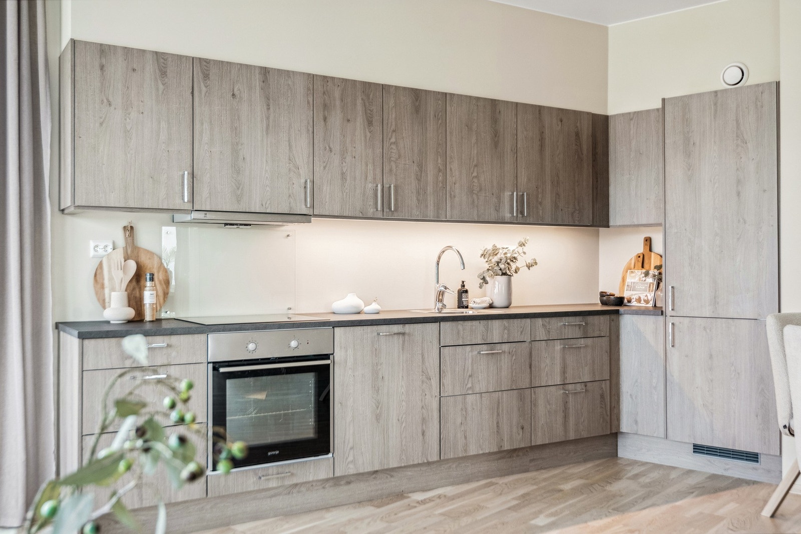 Innbydende kjøkken med mye skap-plass. Galleribilde