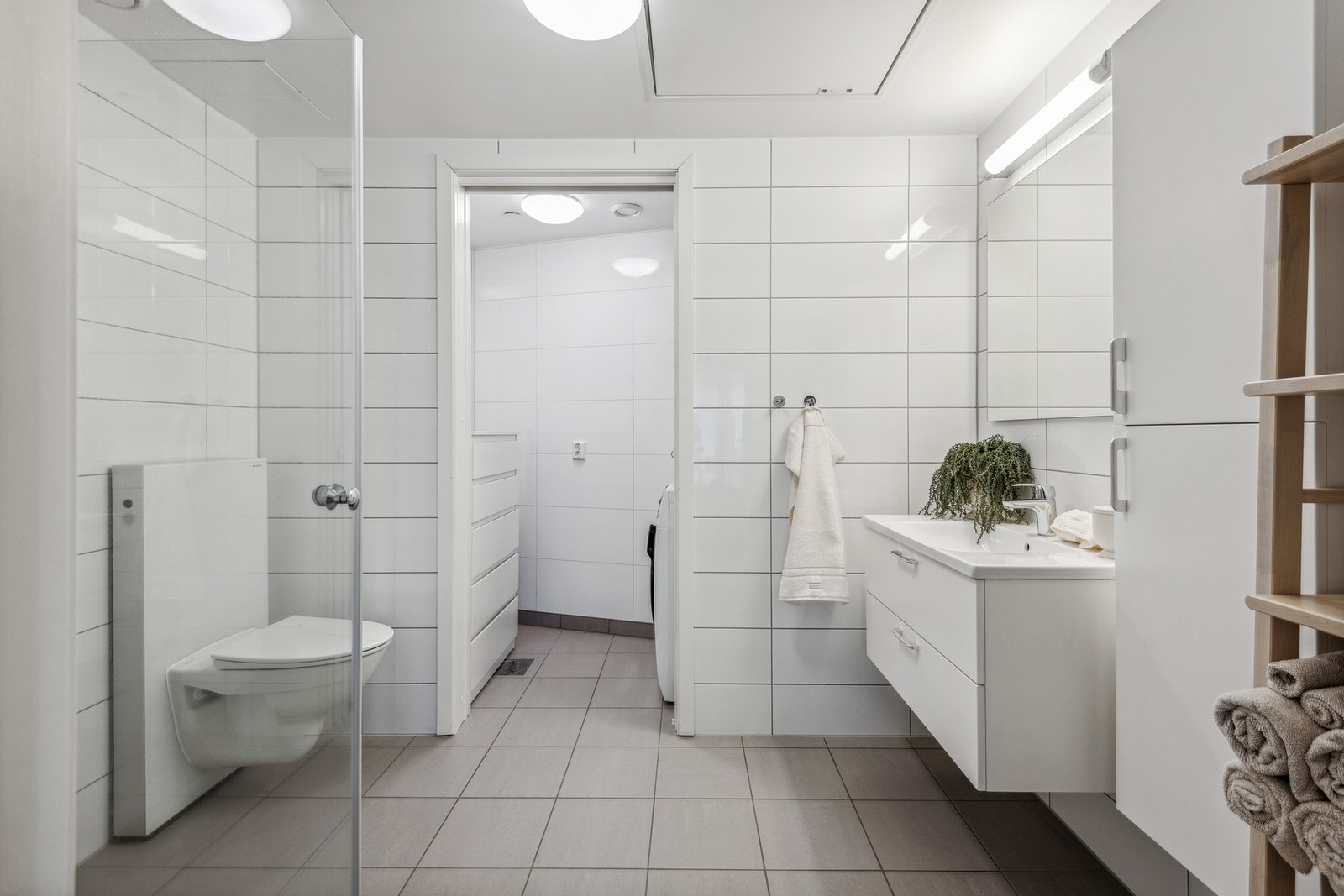 Badet har separert vaskerom inne på badet med opplegg for vaskemaskin. Galleribilde