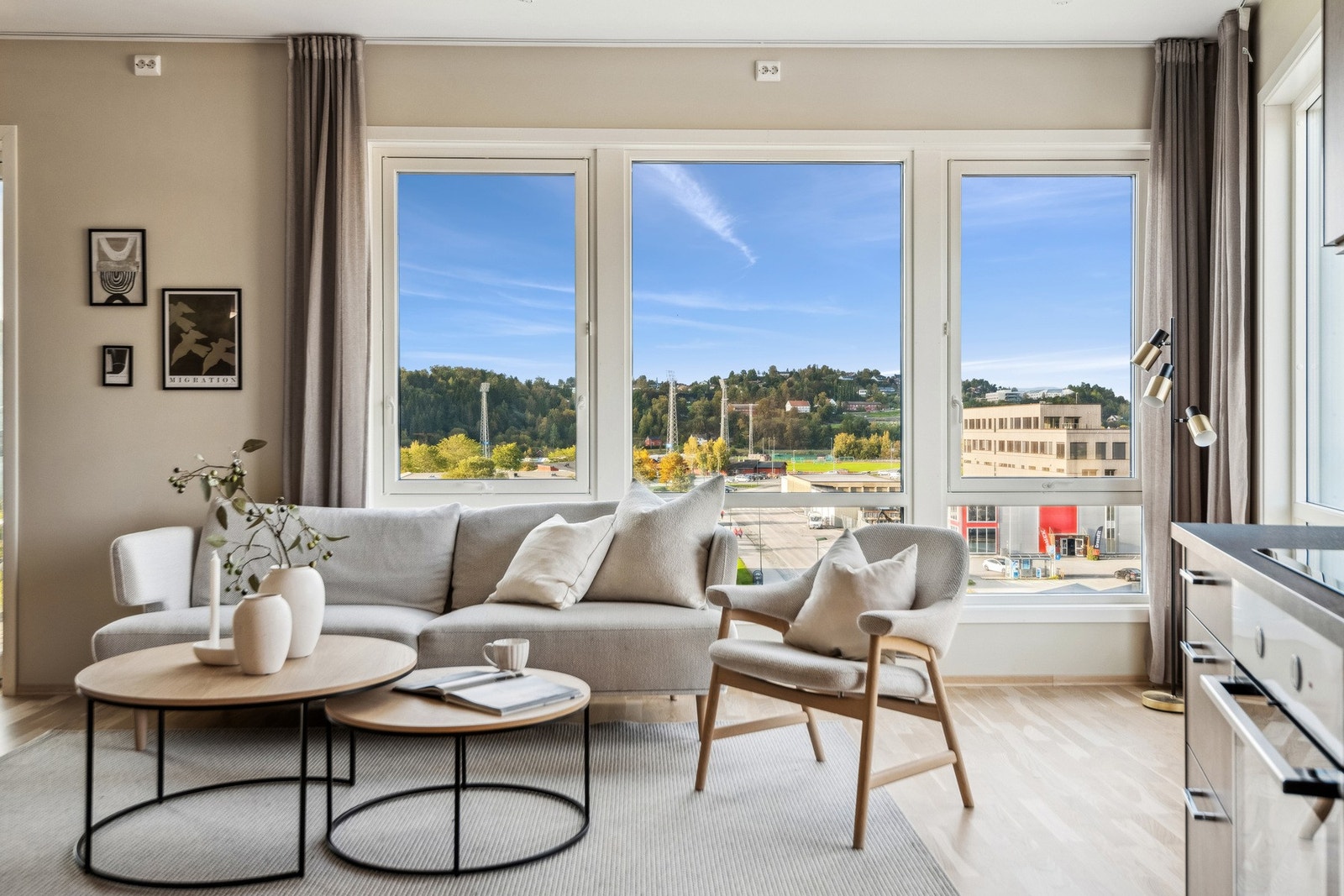 Boligen ligger svært sentralt og har apotek, dagligvare, idrettsanlegg og legekontor i umiddelbar nærhet. Galleribilde