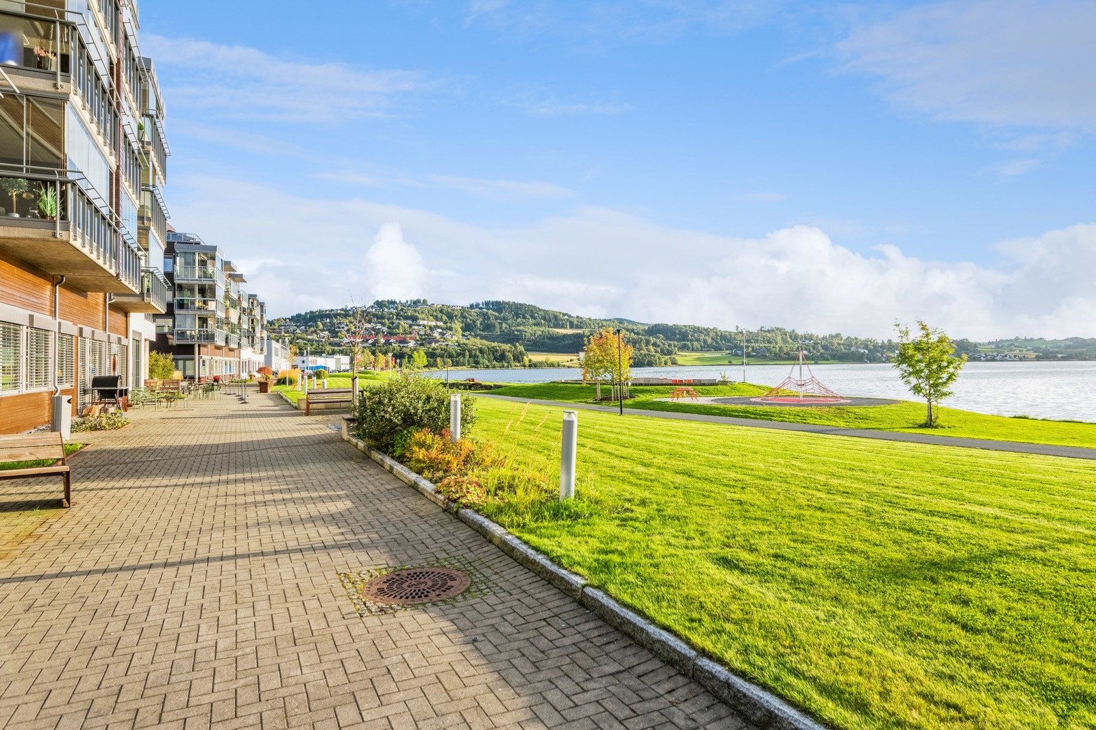 Borettslaget har fine uteområder som er pent opparbeidet. Det er også etablert lekeapparat like ved vannkanten. Fra boligen er det gangavstand til dagligvare, restauranter, apotek og "alt man måtte trenge", Galleribilde