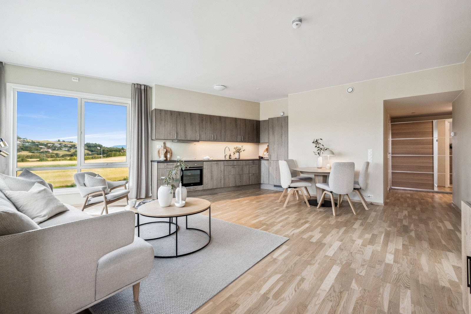 En lys og moderne andelsleilighet fra 2021 med moderne overflater. Galleribilde