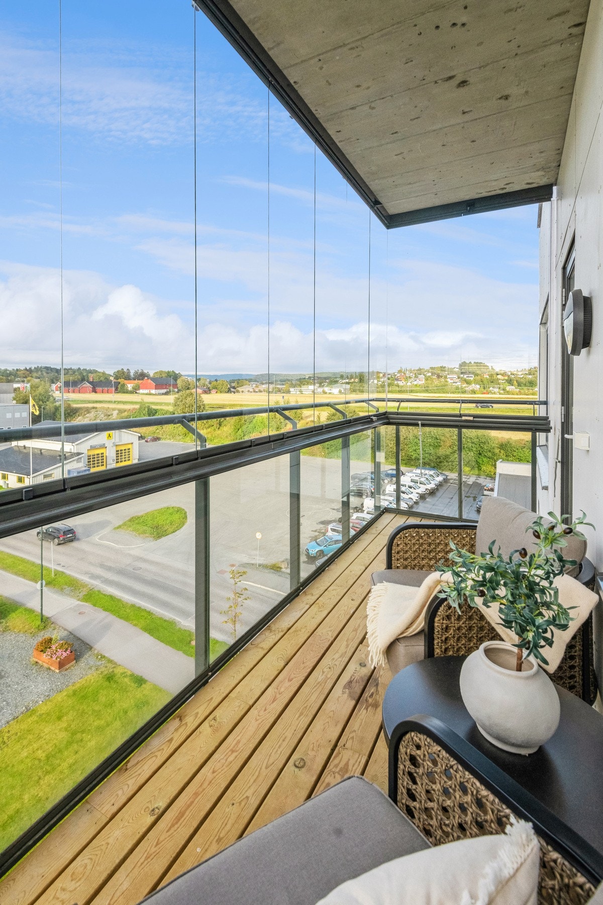 Fra stuen har man direkte utgang til innglasset balkong. Galleribilde