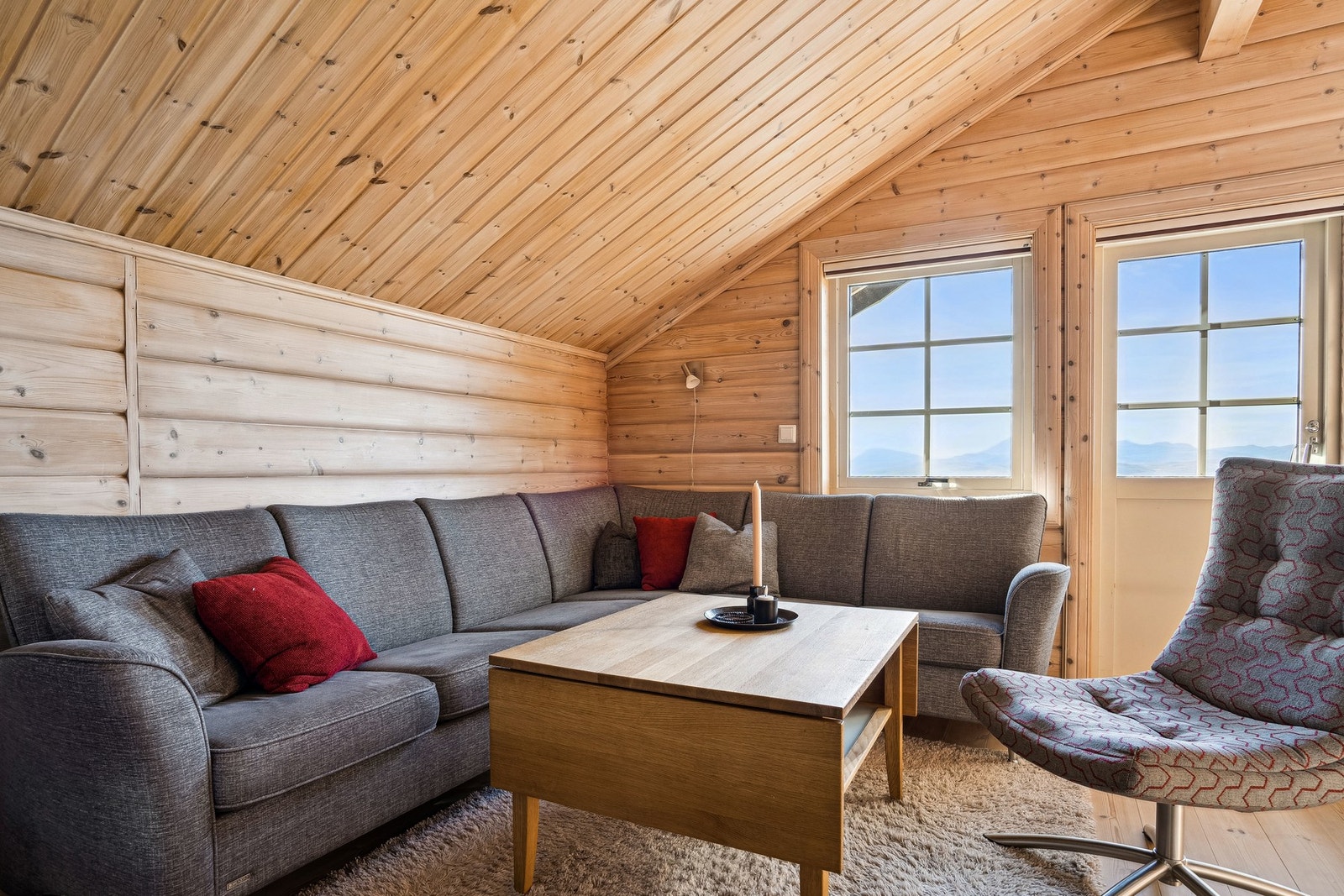 Loftstuen har god takhøyde og fantastiske utsiktsforhold. Galleribilde