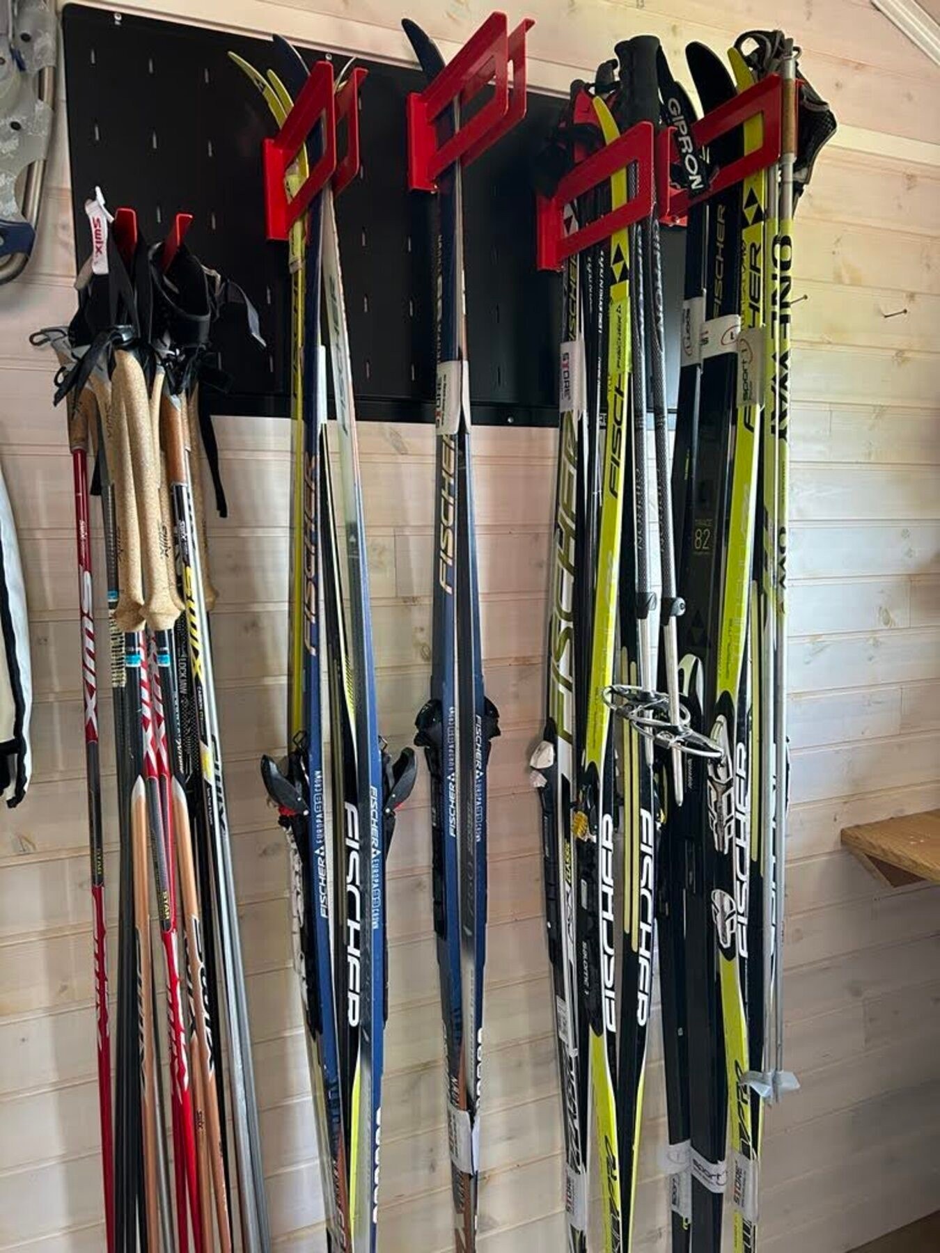 Rett innenfor carporten ligger skiboden med veggfeste for skiutstyr. Galleribilde