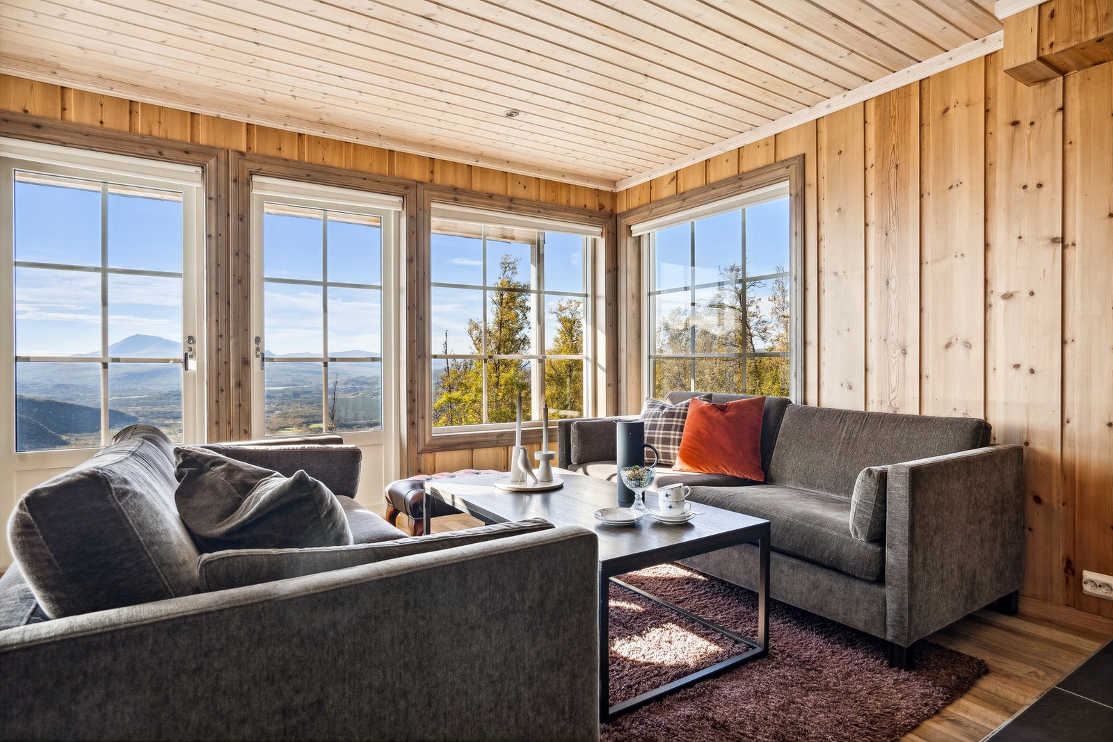 Hytten går over tre halvplan. Galleribilde
