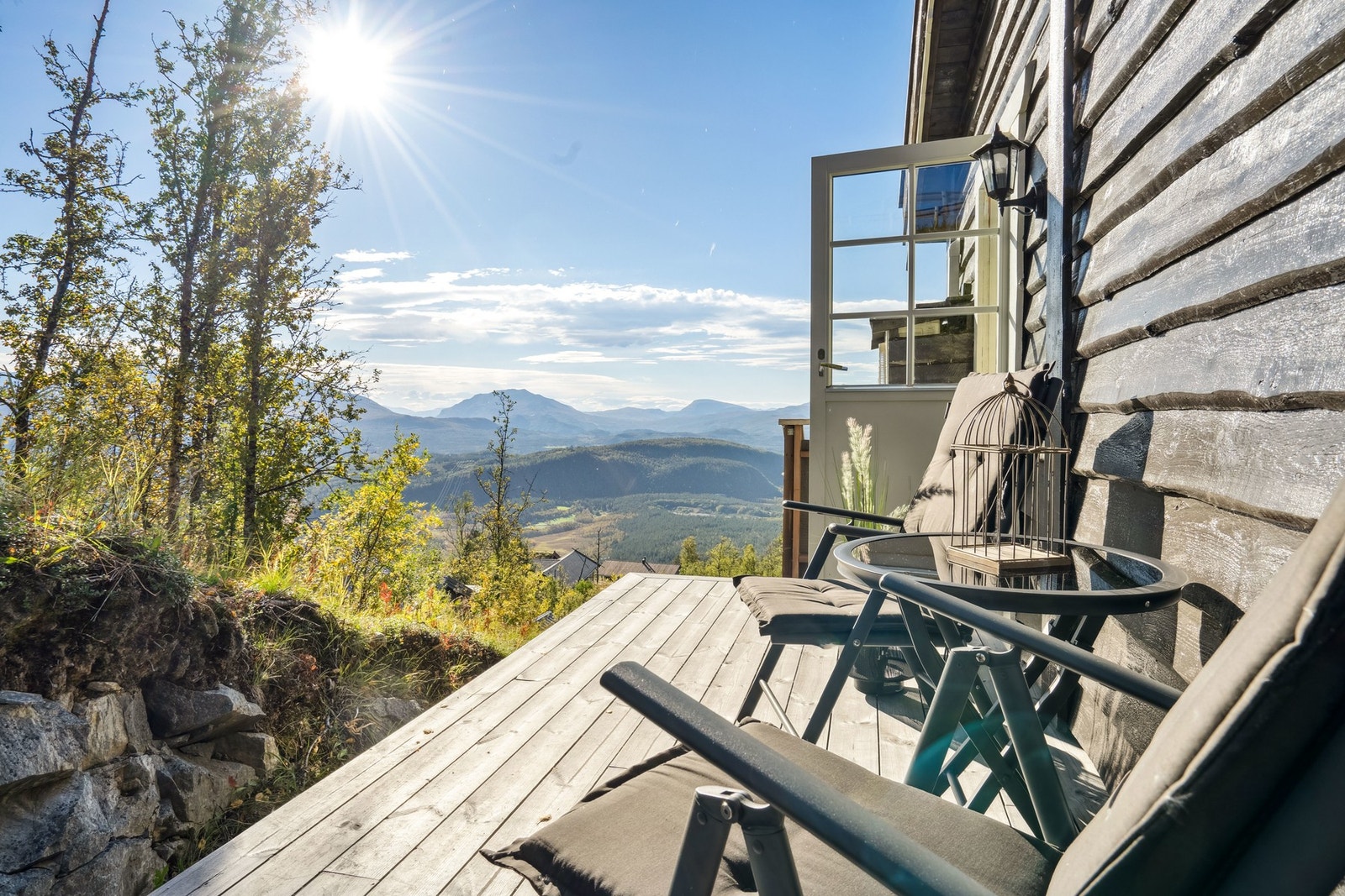 Fra spisestuen er det utgang til terrassen. Galleribilde