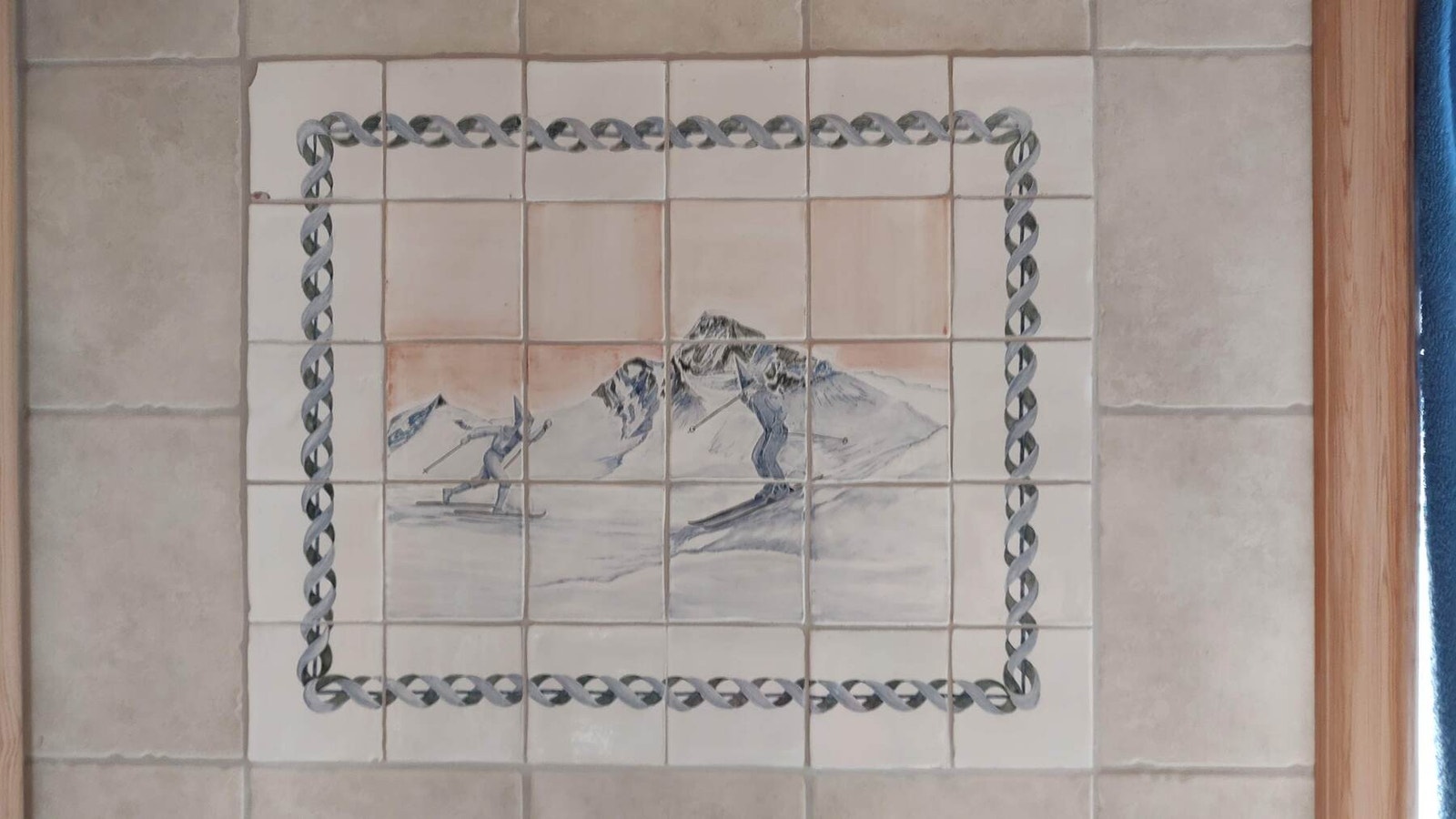 Bildet på badet er laget på bestilling hos en fliseprodusent i Salernes i Frankrike. Galleribilde