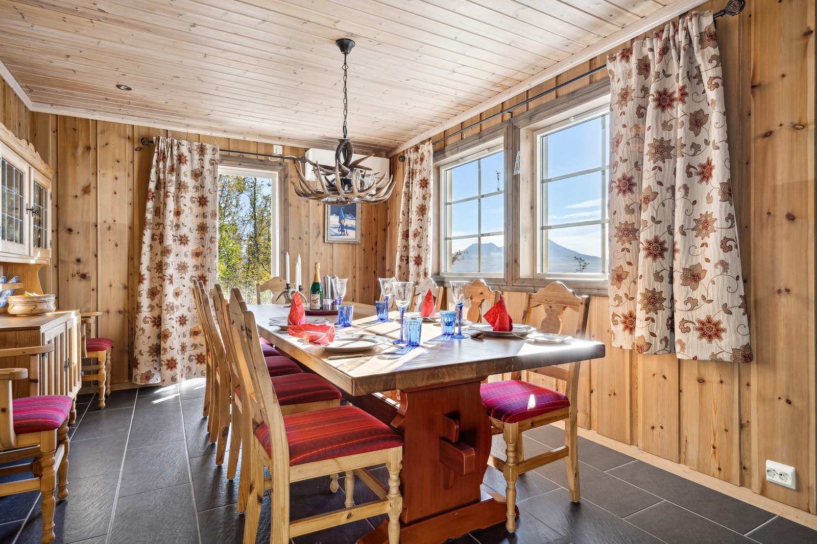 Her er plass til både familie og venner til et godt måltid. Galleribilde