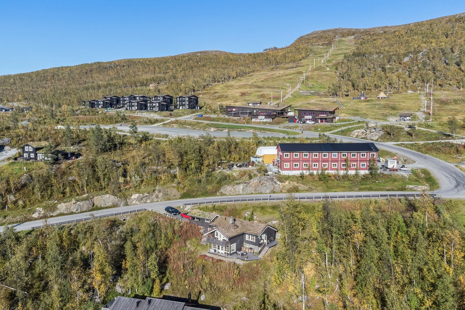 Hytten ligger høyt i terrenget og nyter godt av gode sol- og utsiktsforhold. Galleribilde