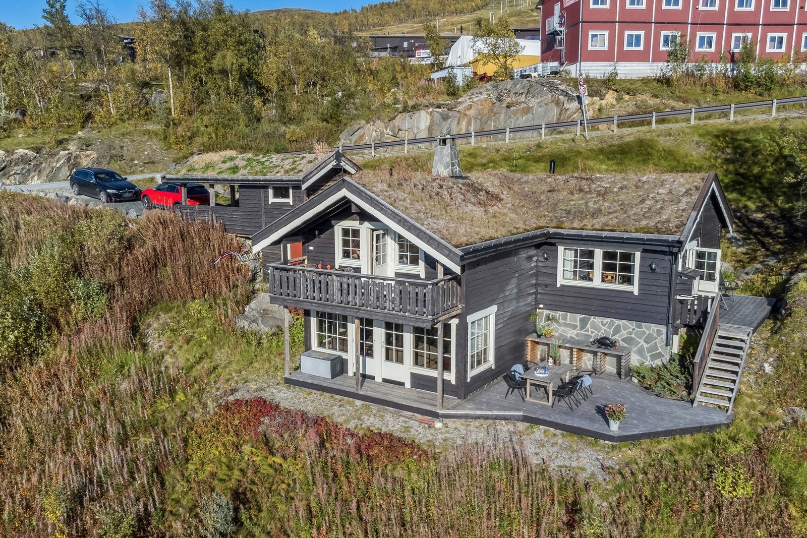 Eiendommen ligger nesten på toppen av Målselv fjellandsby, med vakker utsikt over Målselva. Galleribilde