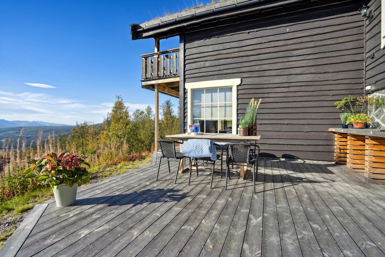 Det er bygd flere flotte terrasser på tomten. Galleribilde