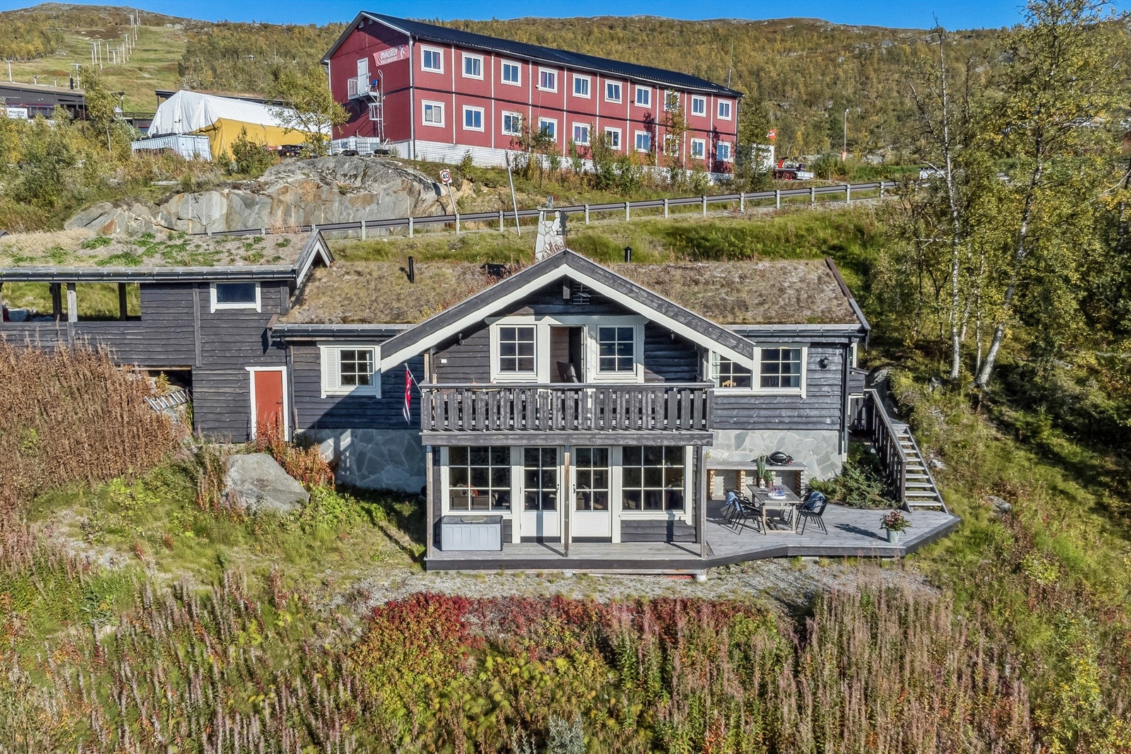 Her får du en moderne fritidsbolig med carport. Galleribilde