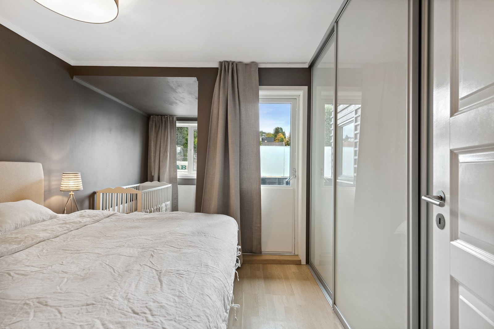 Hovedsoverommet har en praktisk skyvedørsgarderobe og utgang til terrasse Galleribilde