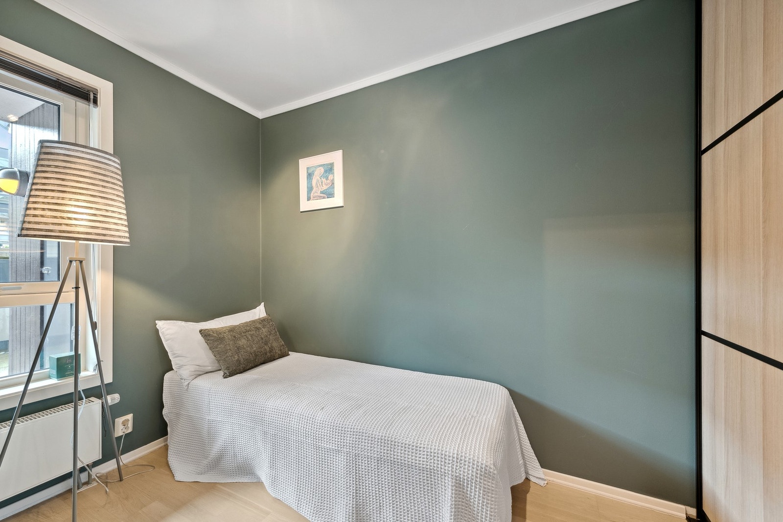 Soverom 2 har også fin oppbevaringsplass i skyvedørsgarderobe Galleribilde