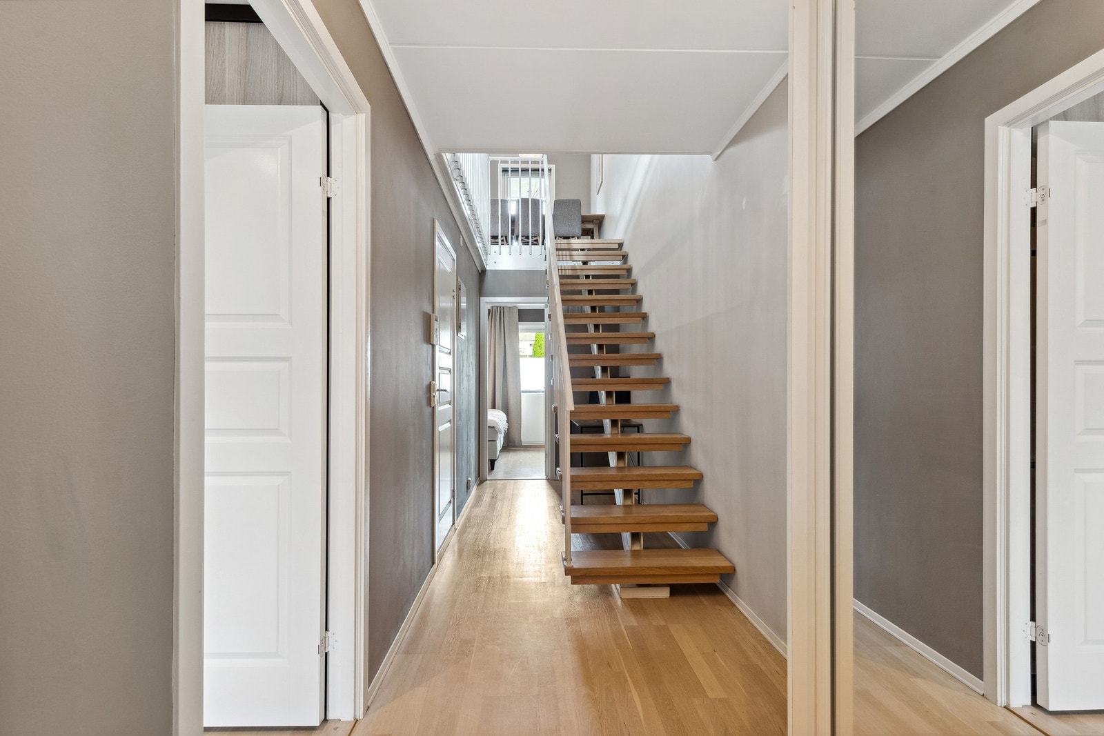 Lys entré med skyvedørsgarderobe Galleribilde