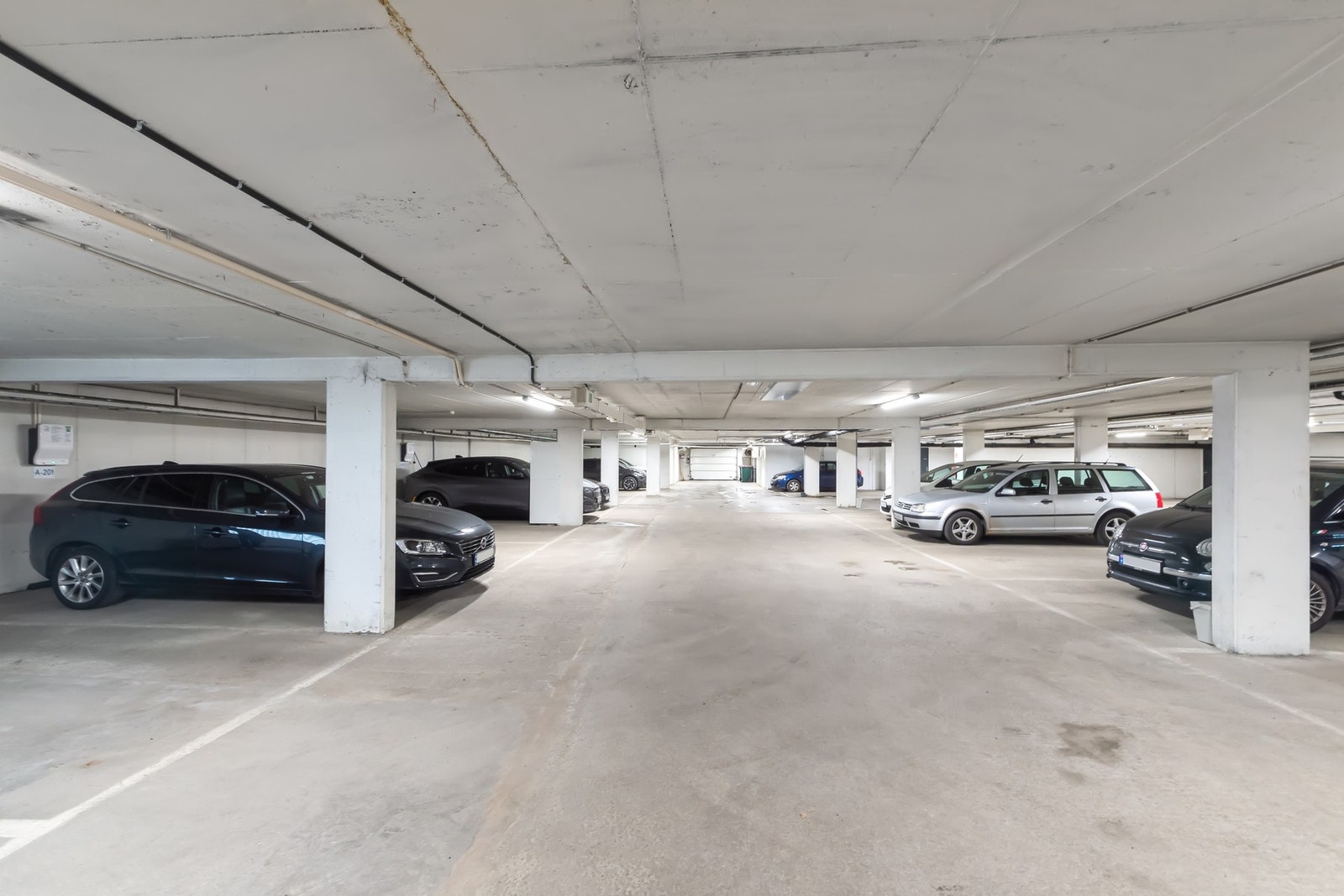 Det medfølger en parkeringsplass i felles garasjekjeller med elbil lader (plass nr. 137). Galleribilde