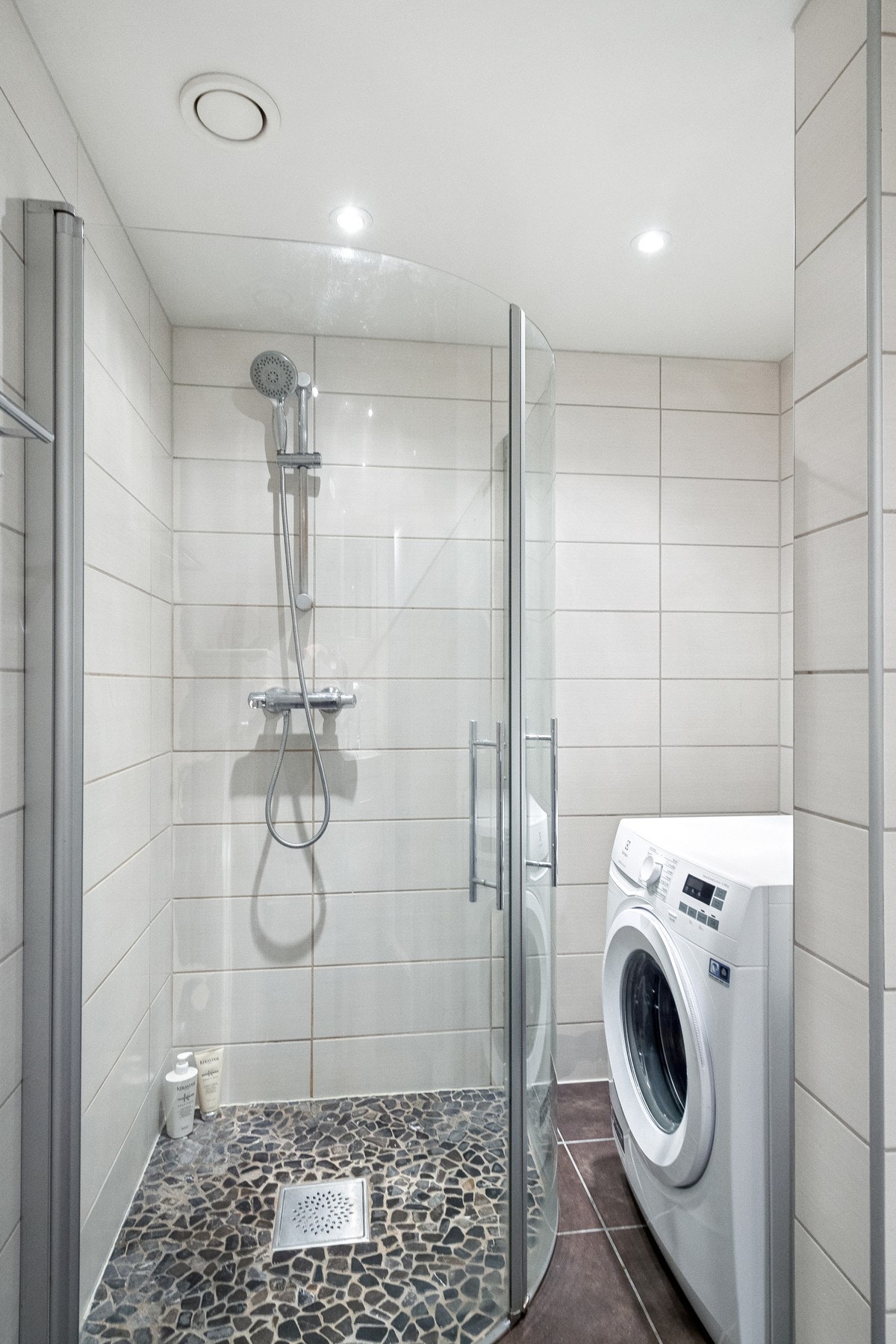 Det er elektriske varmekabler i gulv og downlights i tak Galleribilde