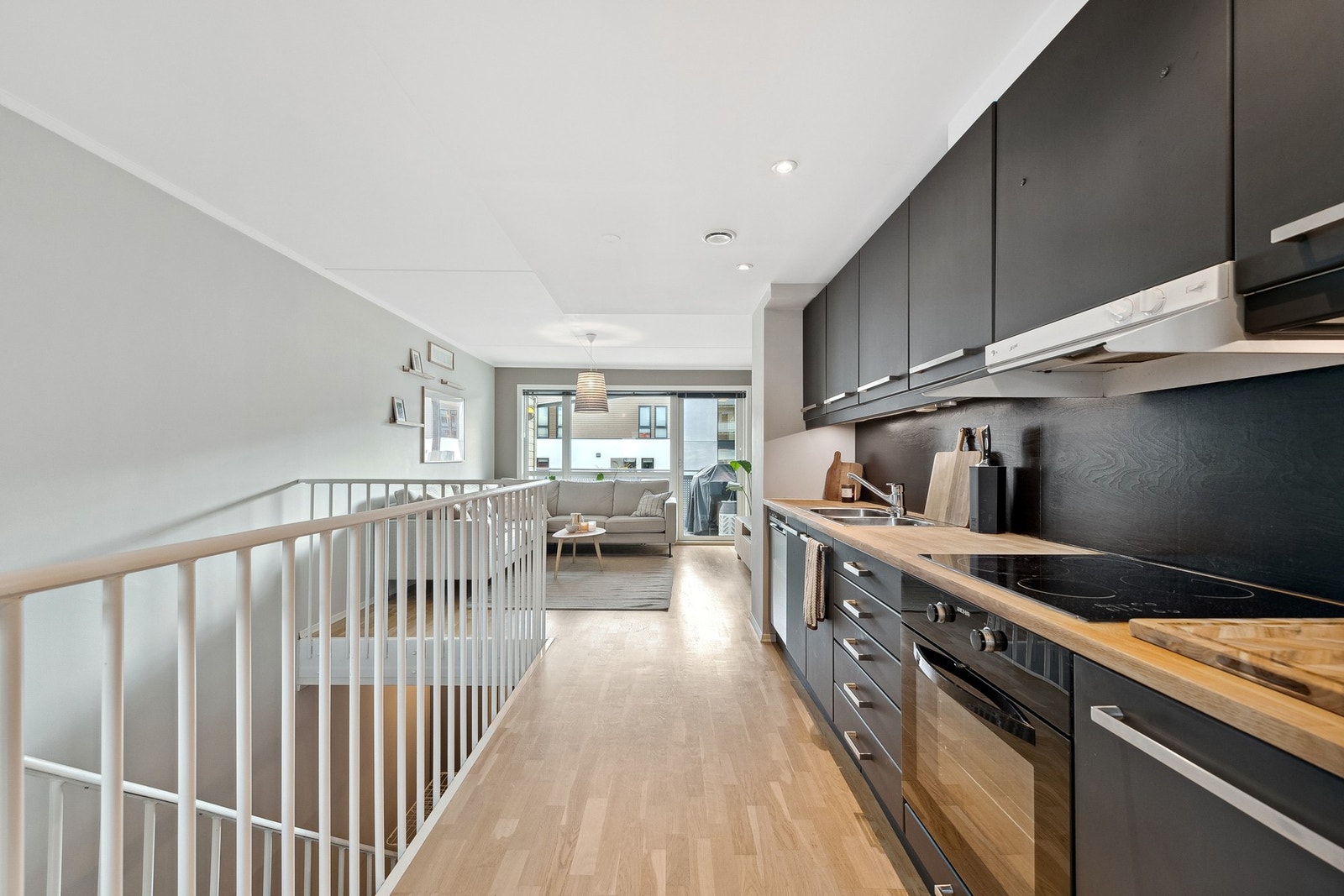 Arealeffektiv planløsning med stilrent kjøkken og downlights i tak Galleribilde