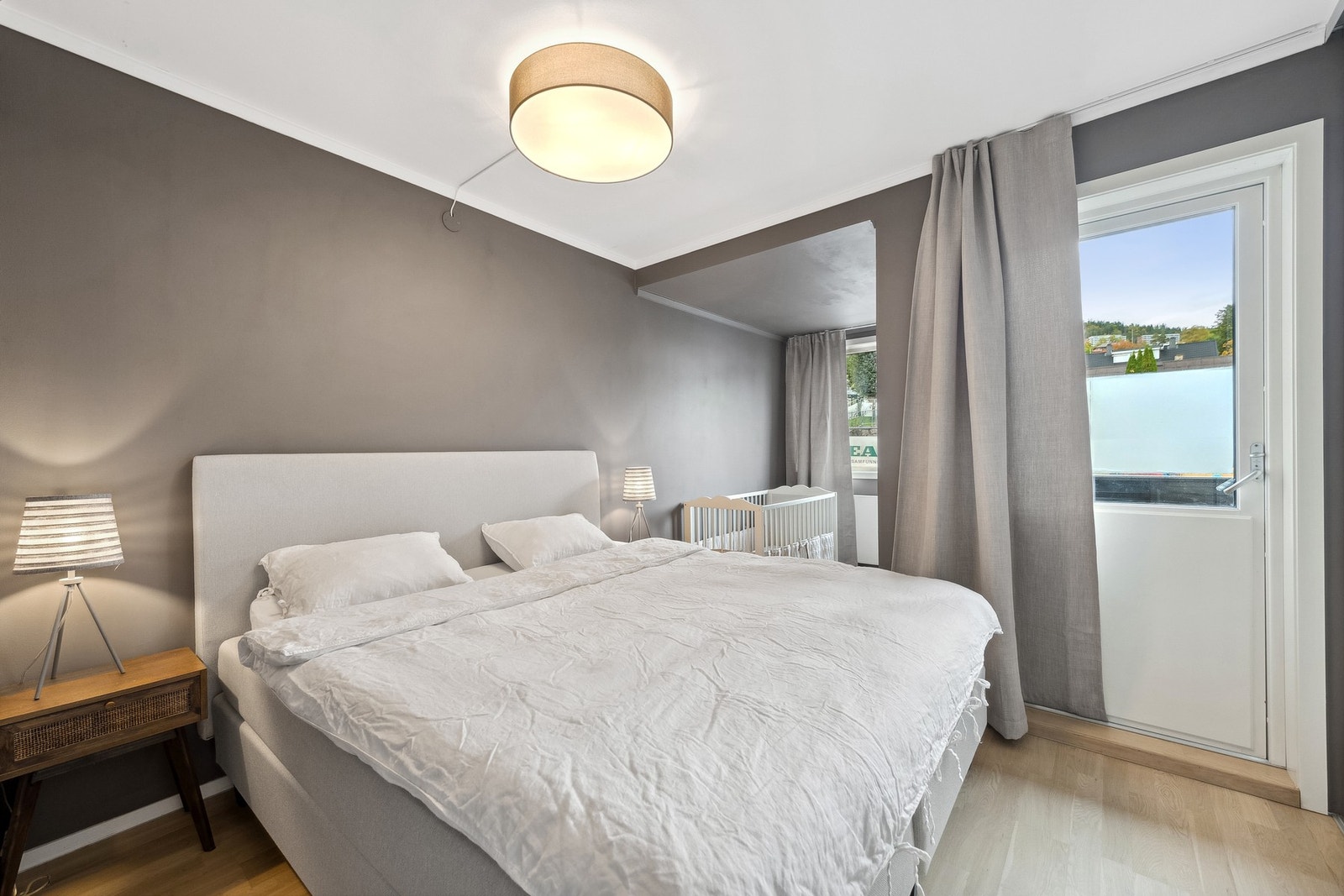 Hovedsoverom med parkett på gulv og slette vegger Galleribilde