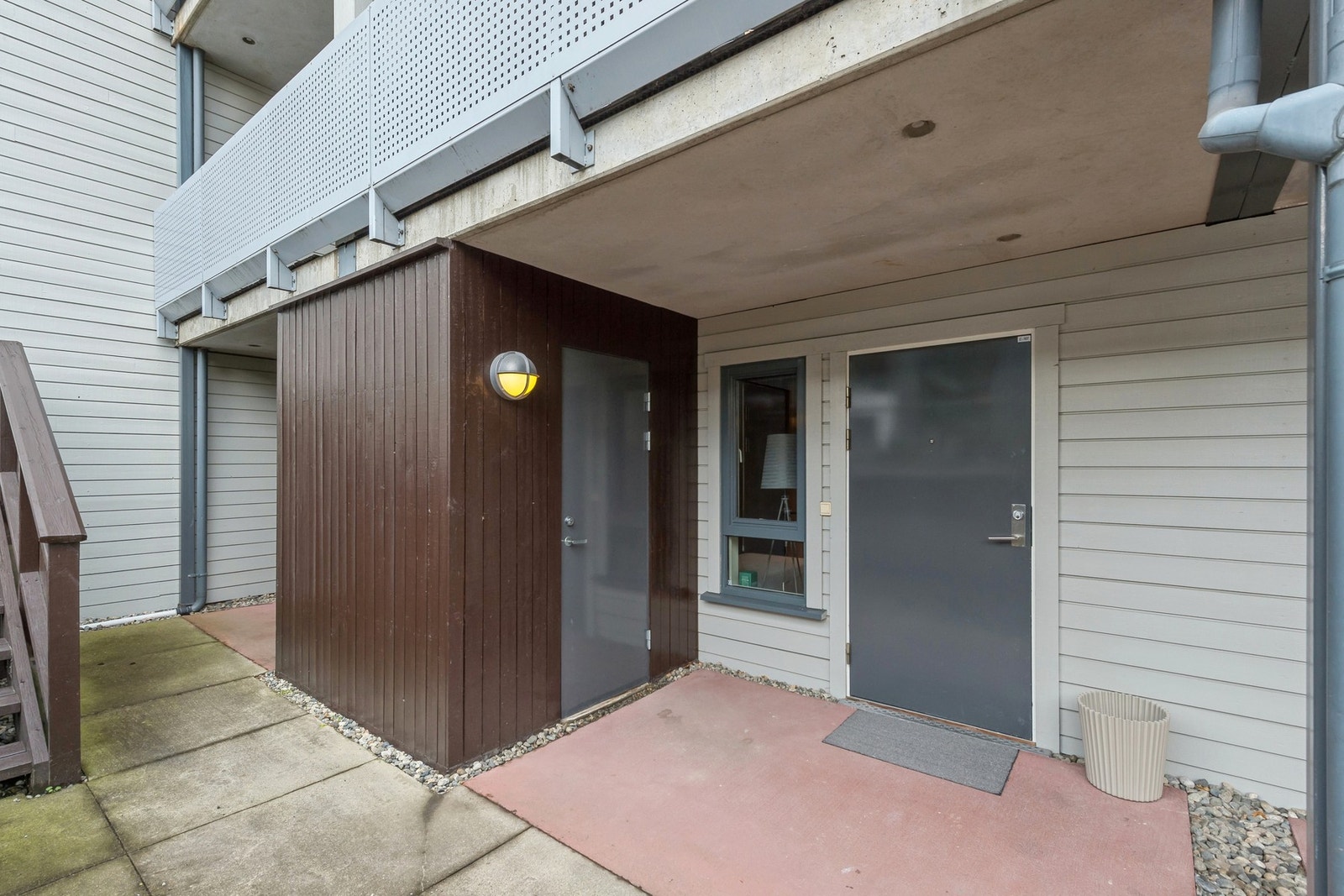 Inngangsparti som gir en privat følelse og tilhørende bod Galleribilde