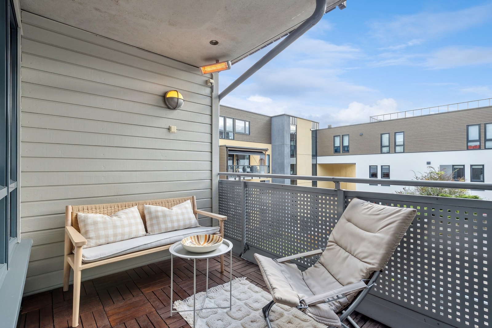 Leiligheten har totalt 4 uteplasser. Stuen har utgang til terrasser på begge sider, med et samlet areal på 11 kvm Galleribilde