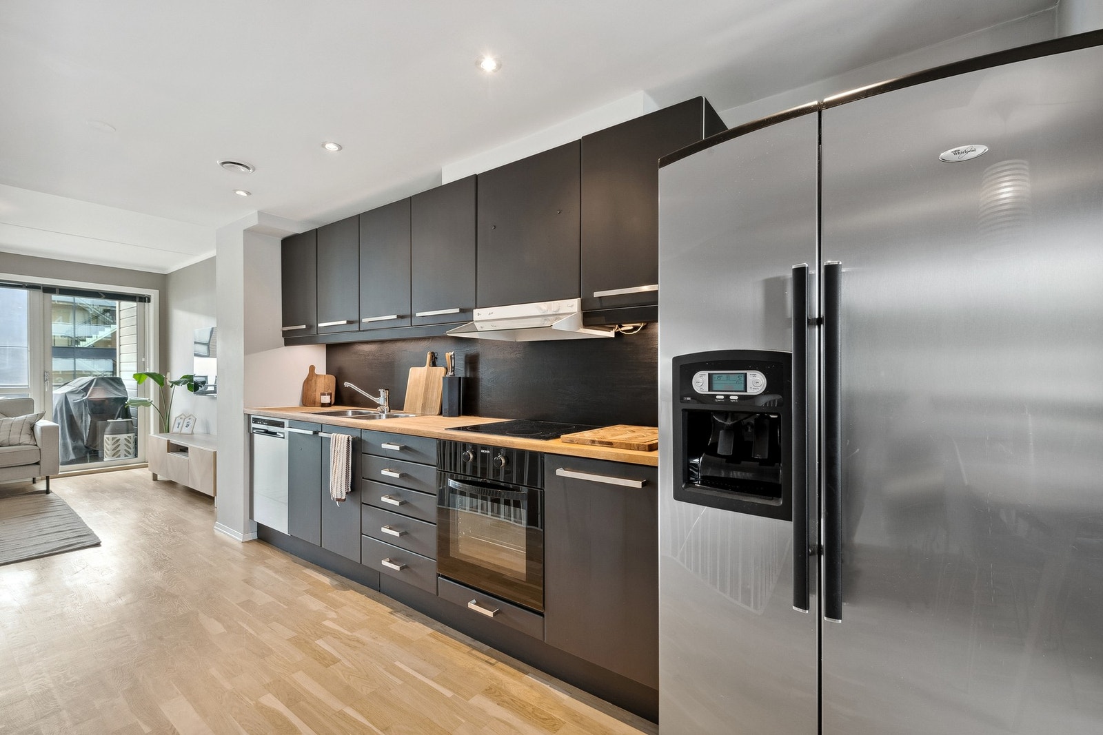 Kjøkkenet er utstyrt med integrerte hvitevarer, herunder komfyr, platetopp og oppvaskmaskin. Kjøl/fryseskap er frittstående Galleribilde