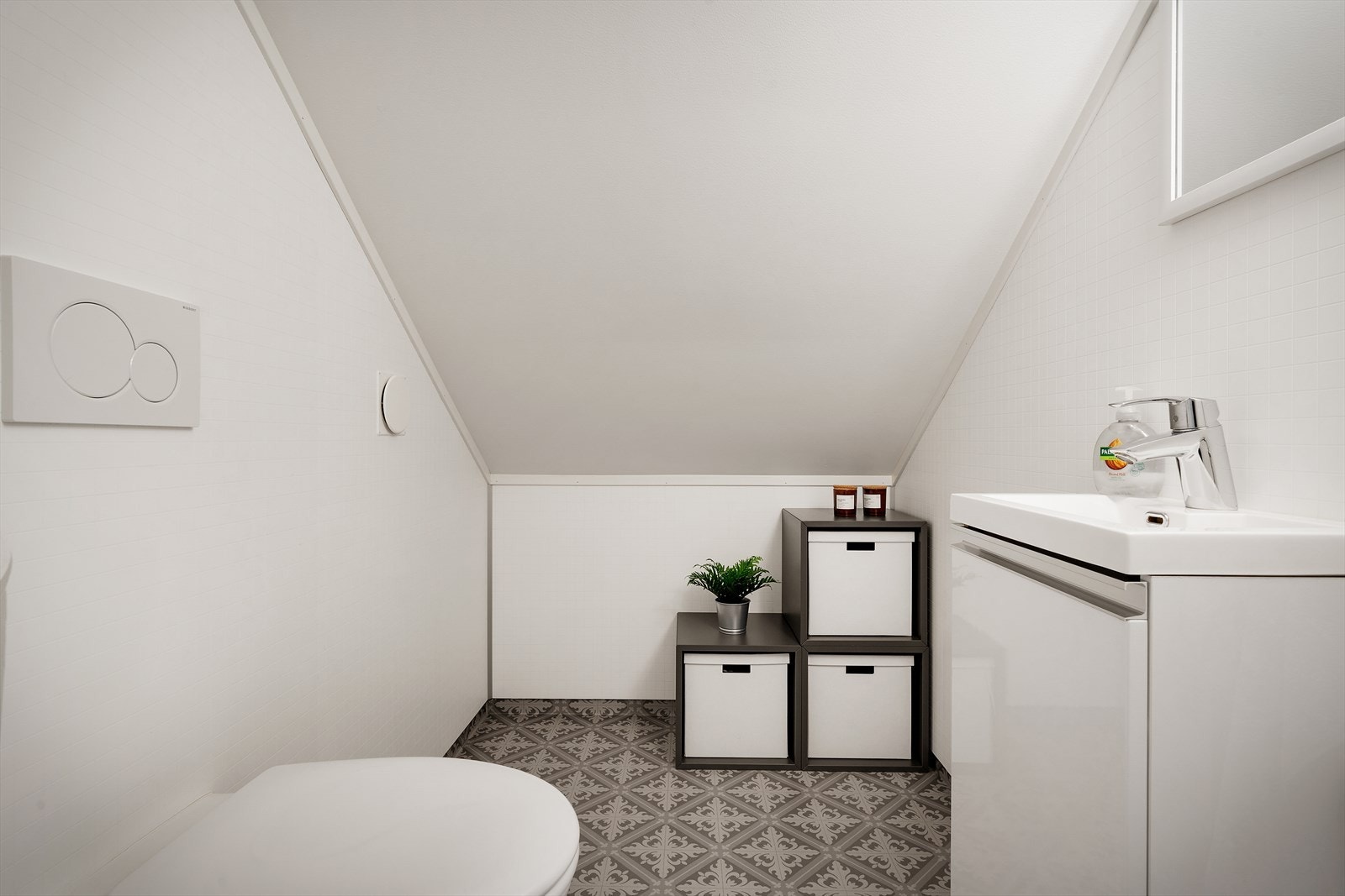 - Toalettrommet på loftet har et gulvareal på 2,5 m² - Galleribilde