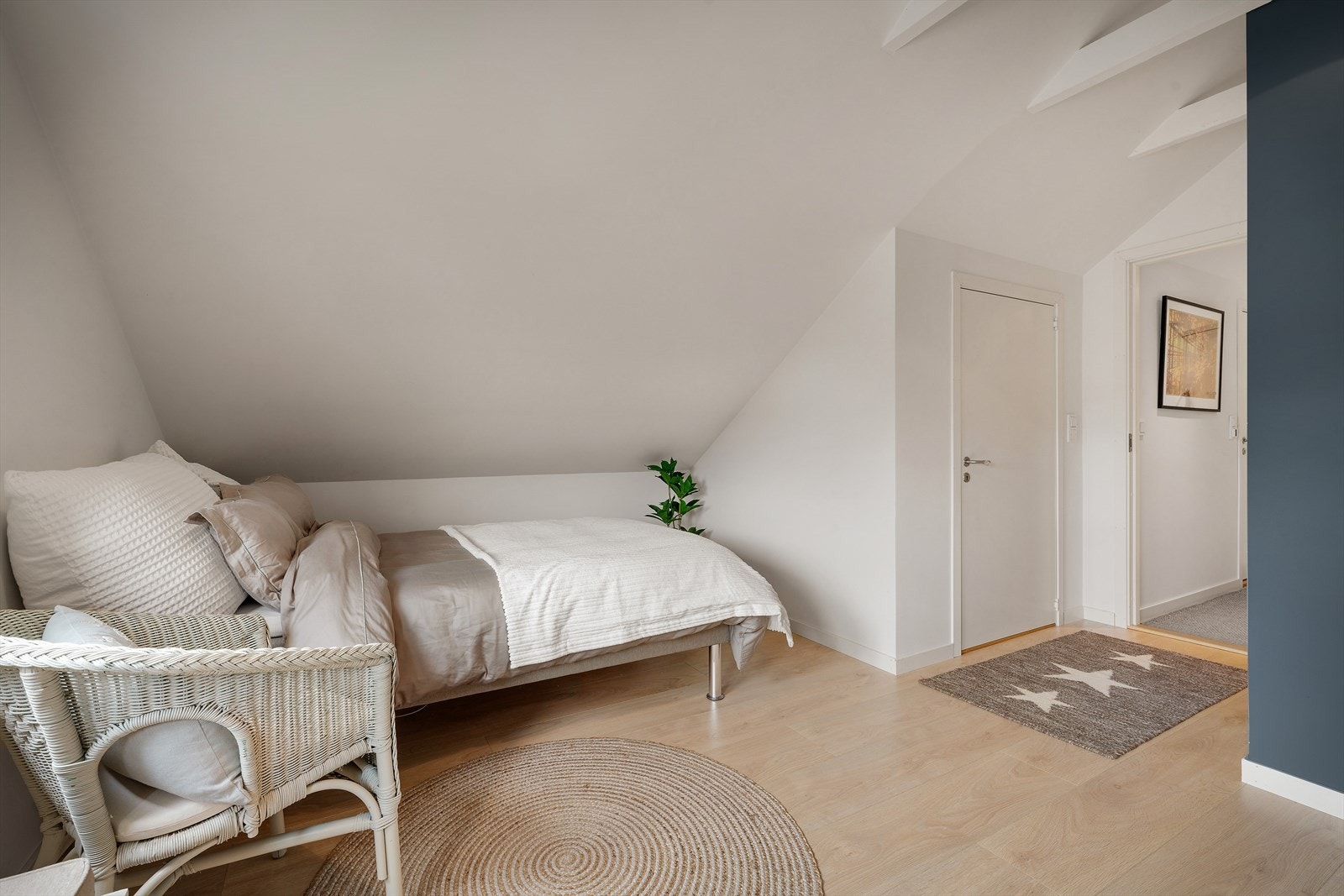 - Soverommet har i tillegg et eget walk-in closet - Galleribilde