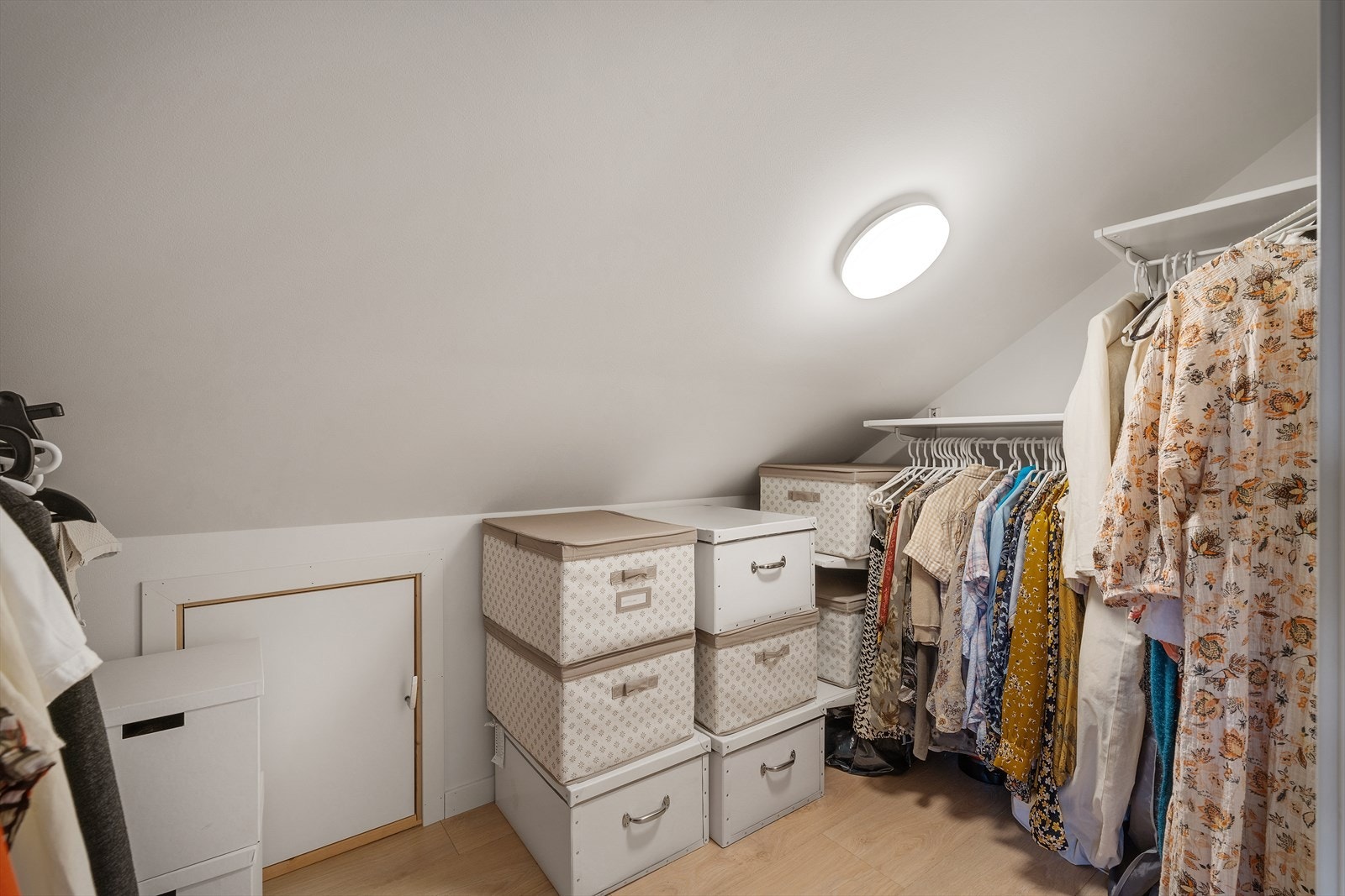 - Walk-in garderobe med gulvareal på 4,2 m². Her er det god plass til klær og tilbehør - Galleribilde